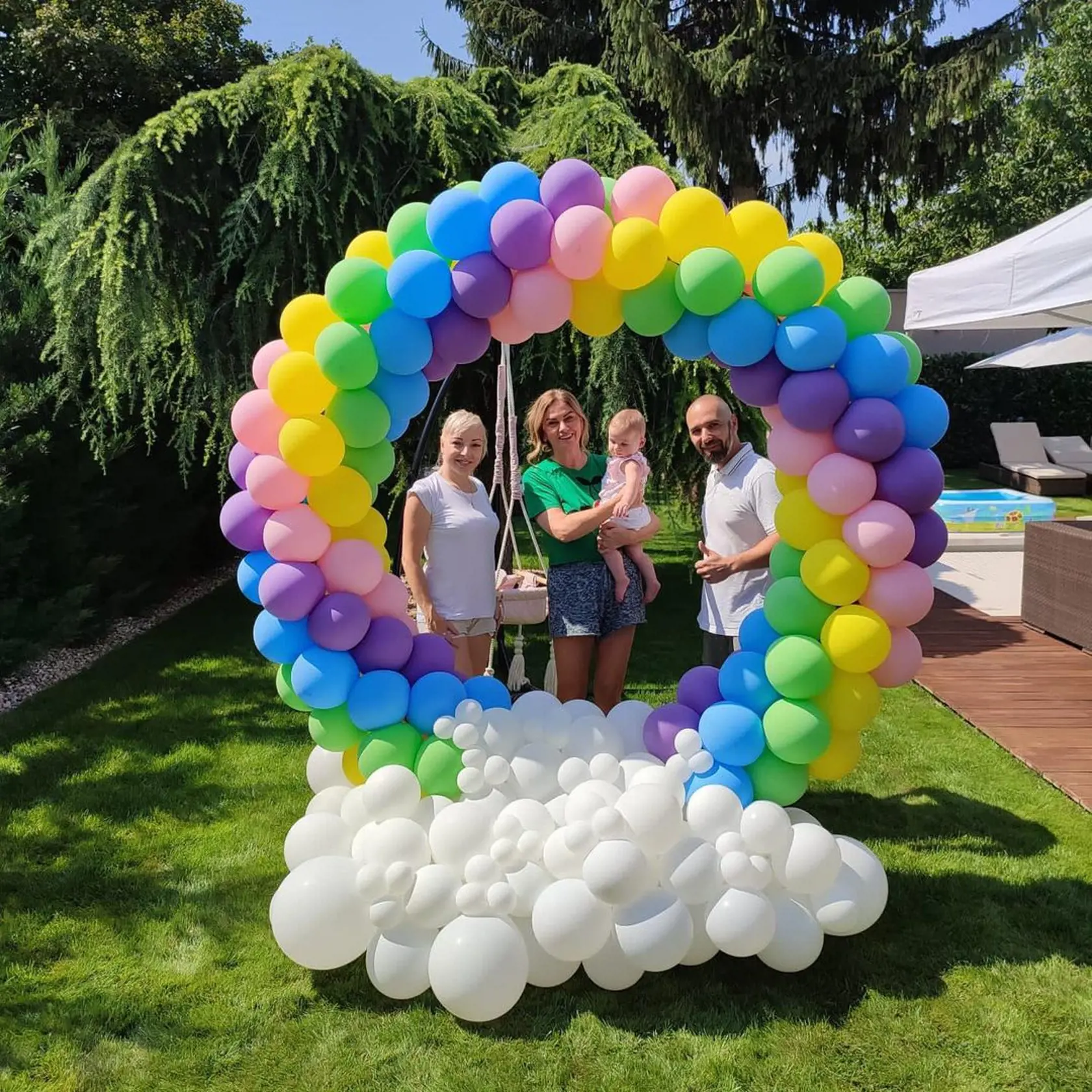 Záhrada sa dokáže premeniť na takéto zábavné miesto na oslavy.