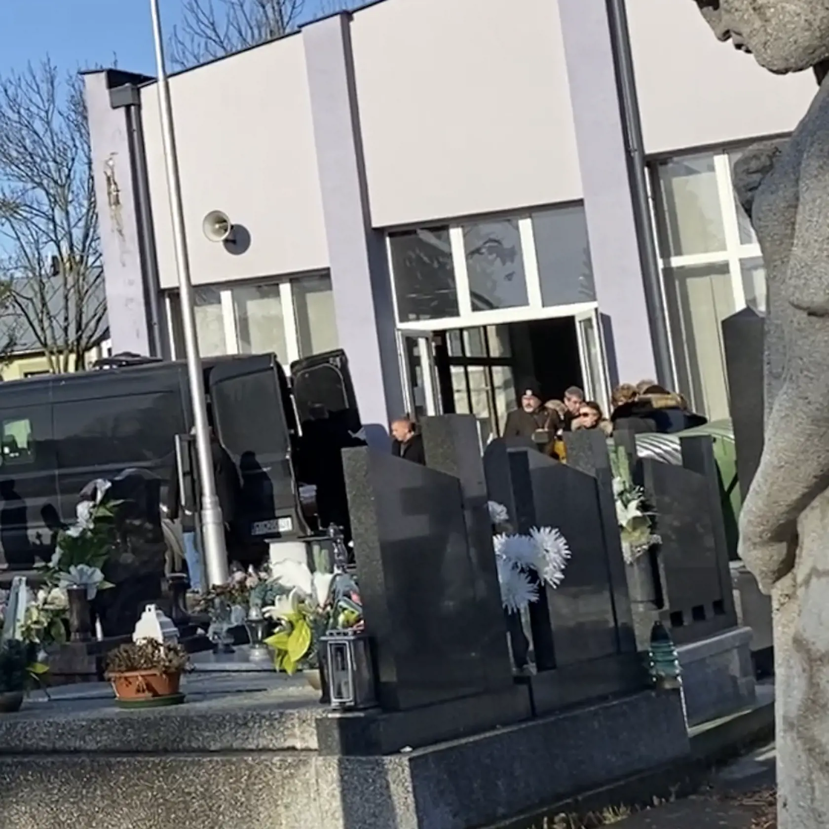 Pohreb Stanislava Telekyho (†53) z Michaloviec, ktorý zavraždil svoje dve deti Zuzanku (†14) a Martinka (†12) aj manželku Eriku (†44), sa uskutočnil v pondelok 23. 1. 2023, šesť dní po tom, ako si siahol v utorok 17. 1. 2023 aj na svoj život. Jeho obete pochovali v sobotu 21. 1. v Erikinom rodisku v Ladomírovej. Pri ich troch truhlách bol dátum úmrtia uvedený 15. 1. 2023.