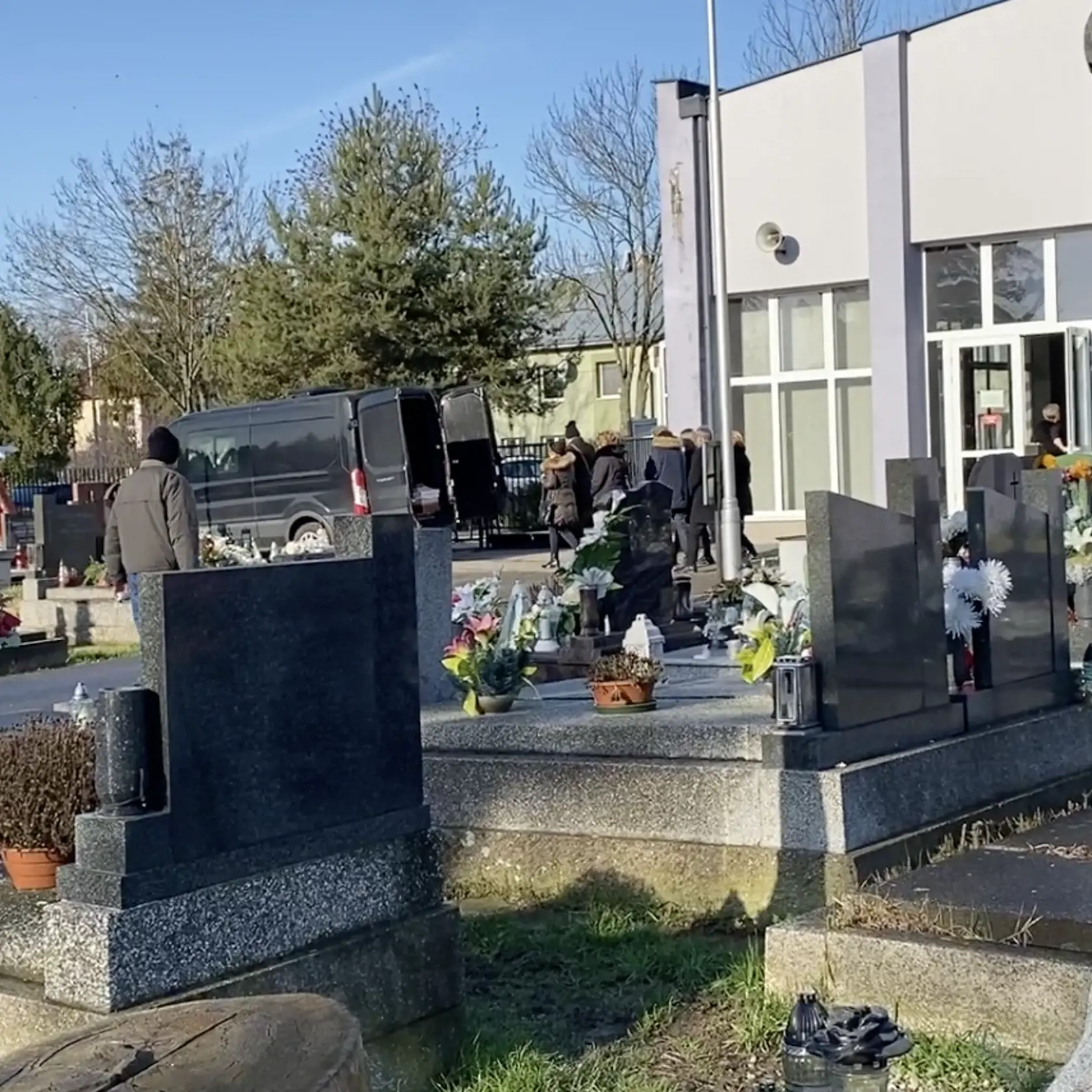 Pohreb Stanislava Telekyho (†53) z Michaloviec, ktorý zavraždil svoje dve deti Zuzanku (†14) a Martinka (†12) aj manželku Eriku (†44), sa uskutočnil v pondelok 23. 1. 2023, šesť dní po tom, ako si siahol v utorok 17. 1. 2023 aj na svoj život. Jeho obete pochovali v sobotu 21. 1. v Erikinom rodisku v Ladomírovej. Pri ich troch truhlách bol dátum úmrtia uvedený 15. 1. 2023.