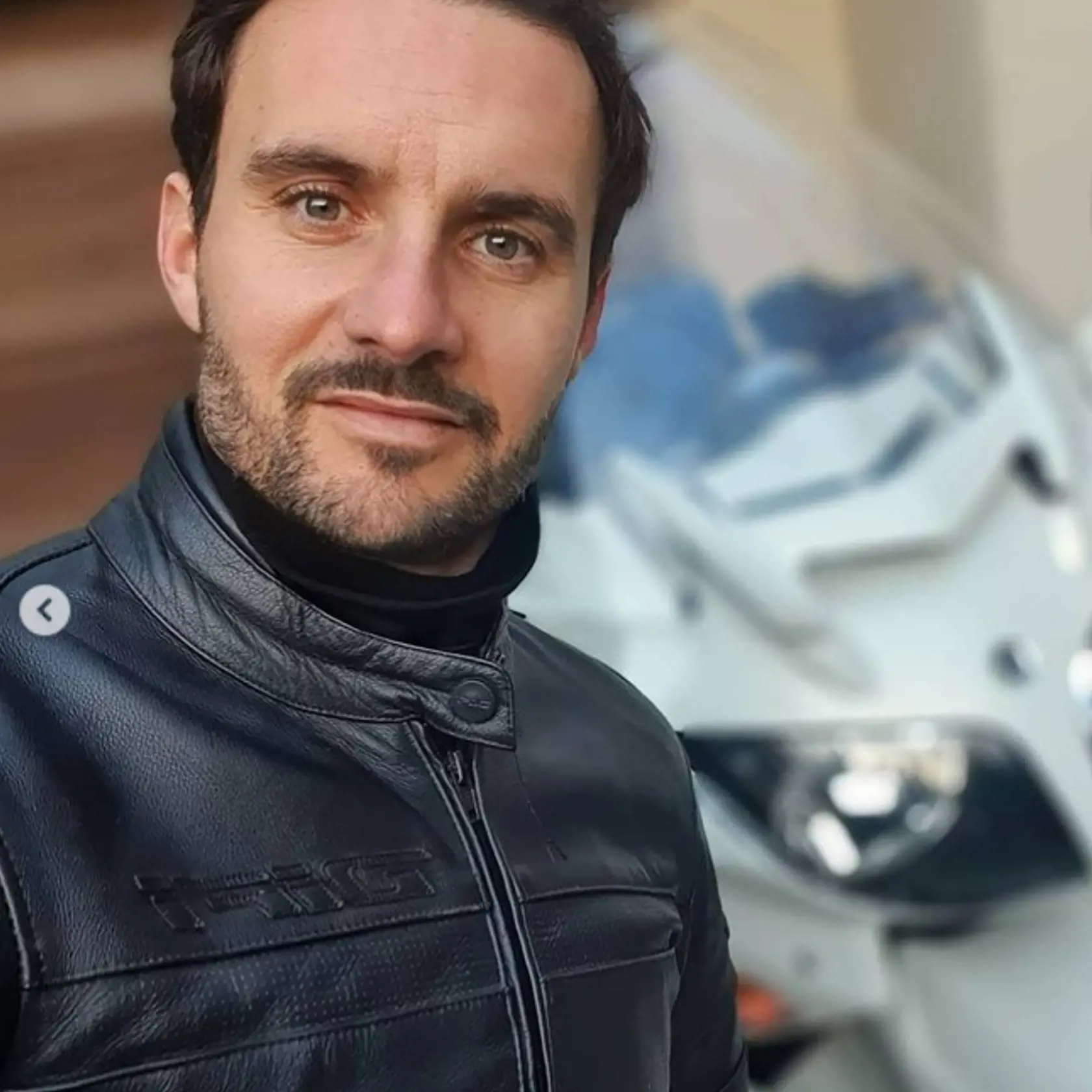 Najnovšie sa pochválil tým, ako trávil svoj víkend a bola to teda poriadna jazda! Na jednej z fotiek dokonca vidieť, že bol prezlečený za Mikuláša. Čo viac si teda od neho priať, než takéto prekvapenie? Martin jednoducho vie, ako potešiť ženské oko.