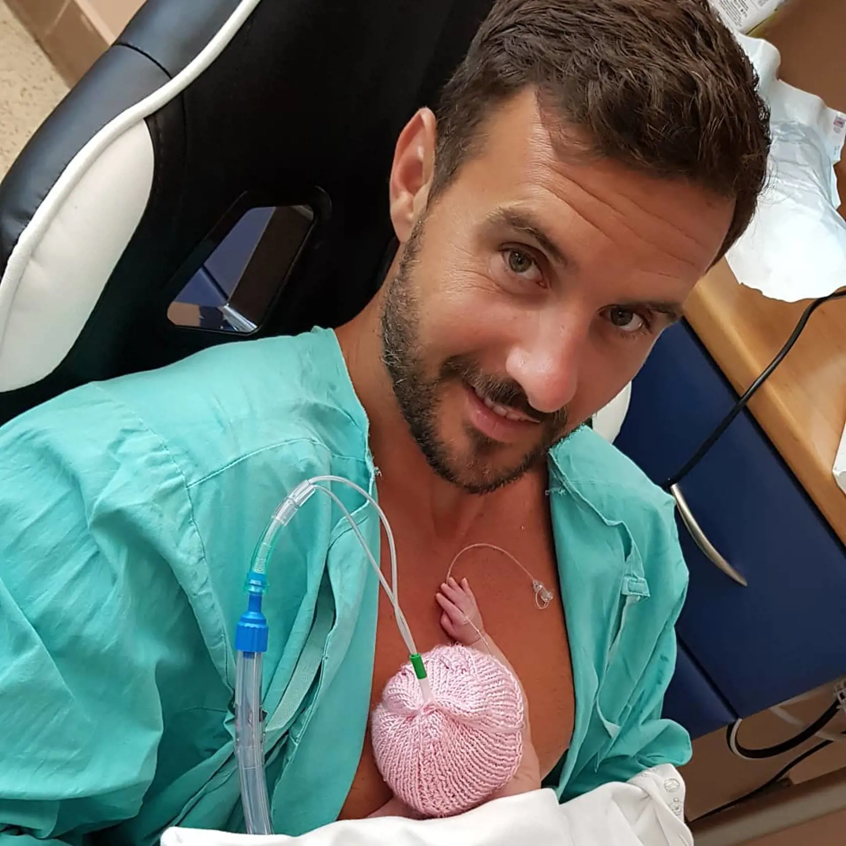 Martin Šmahel s dcérkou Emkou krátko po jej narodení