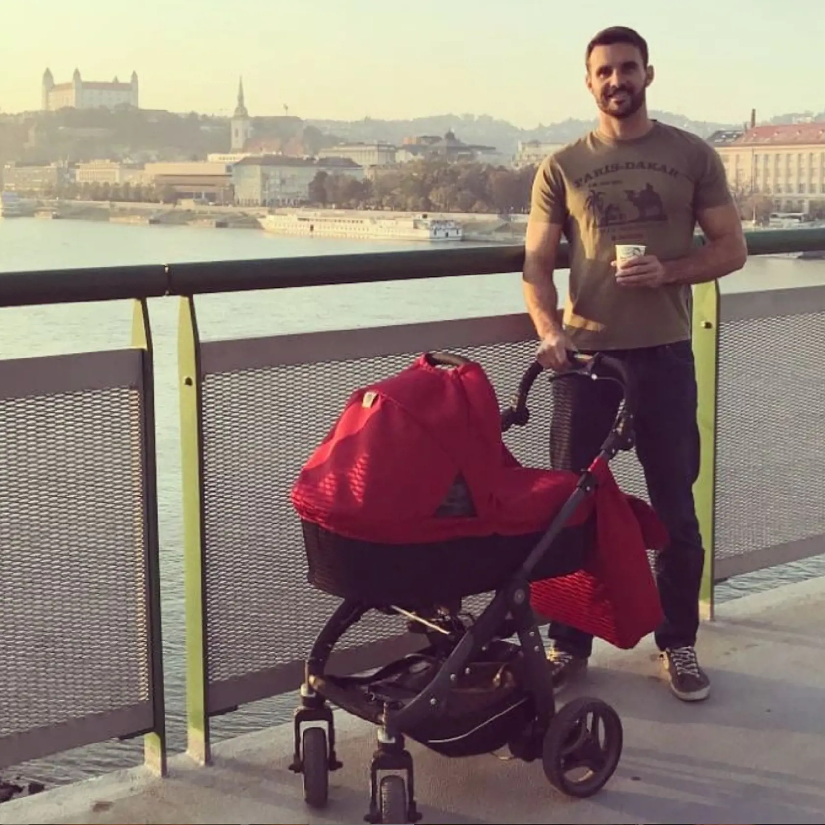 Martin Šmahel kočíkuje dcéru Emku.