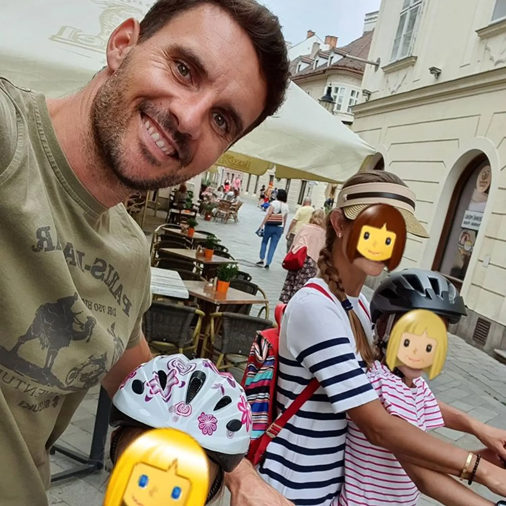 Martin a jeho rodinka na kolobežkách v Starom meste. Emku kočíkujú starí rodičia.