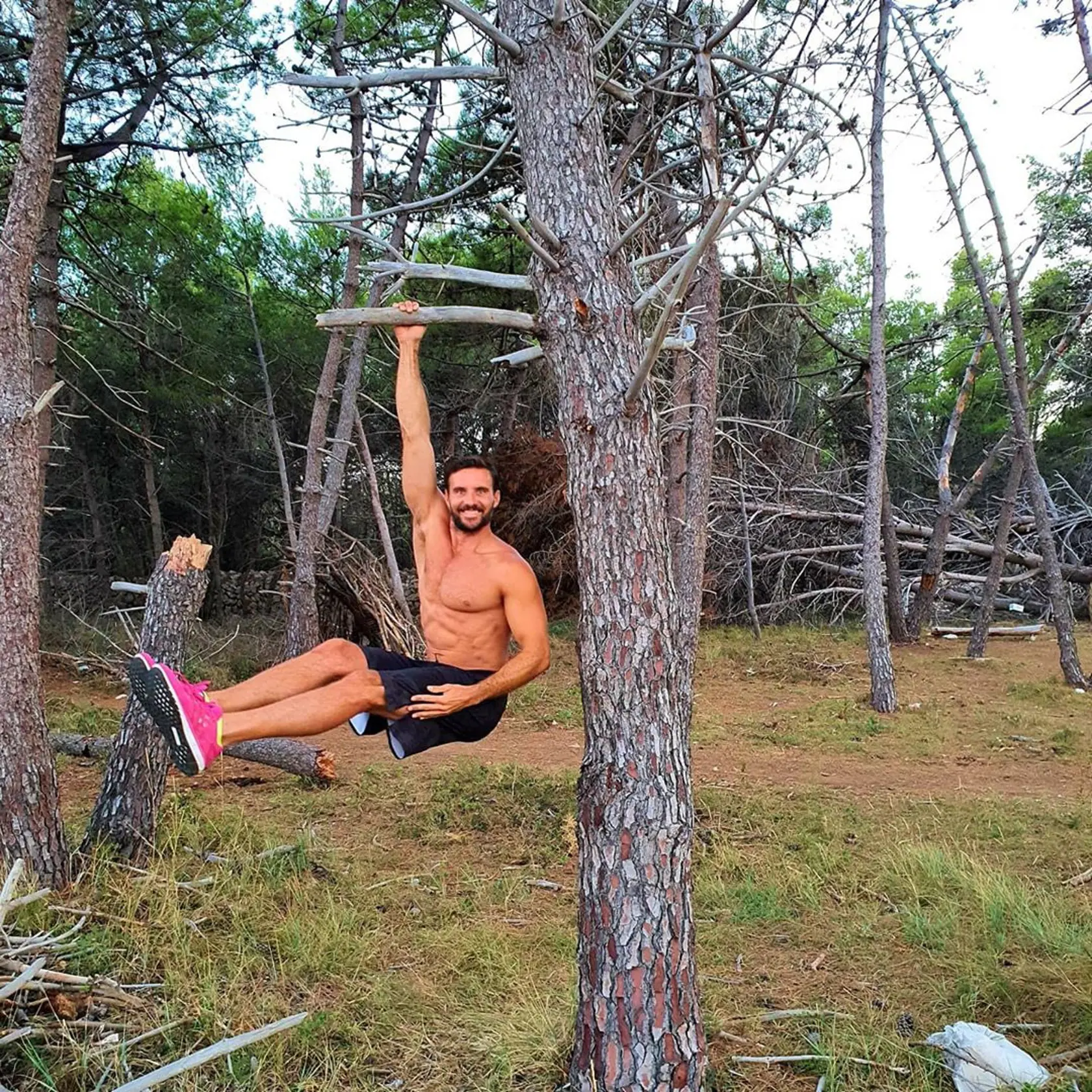 Známy fitnesák sa počas dovolenky aktívne udržiaval vo forme.