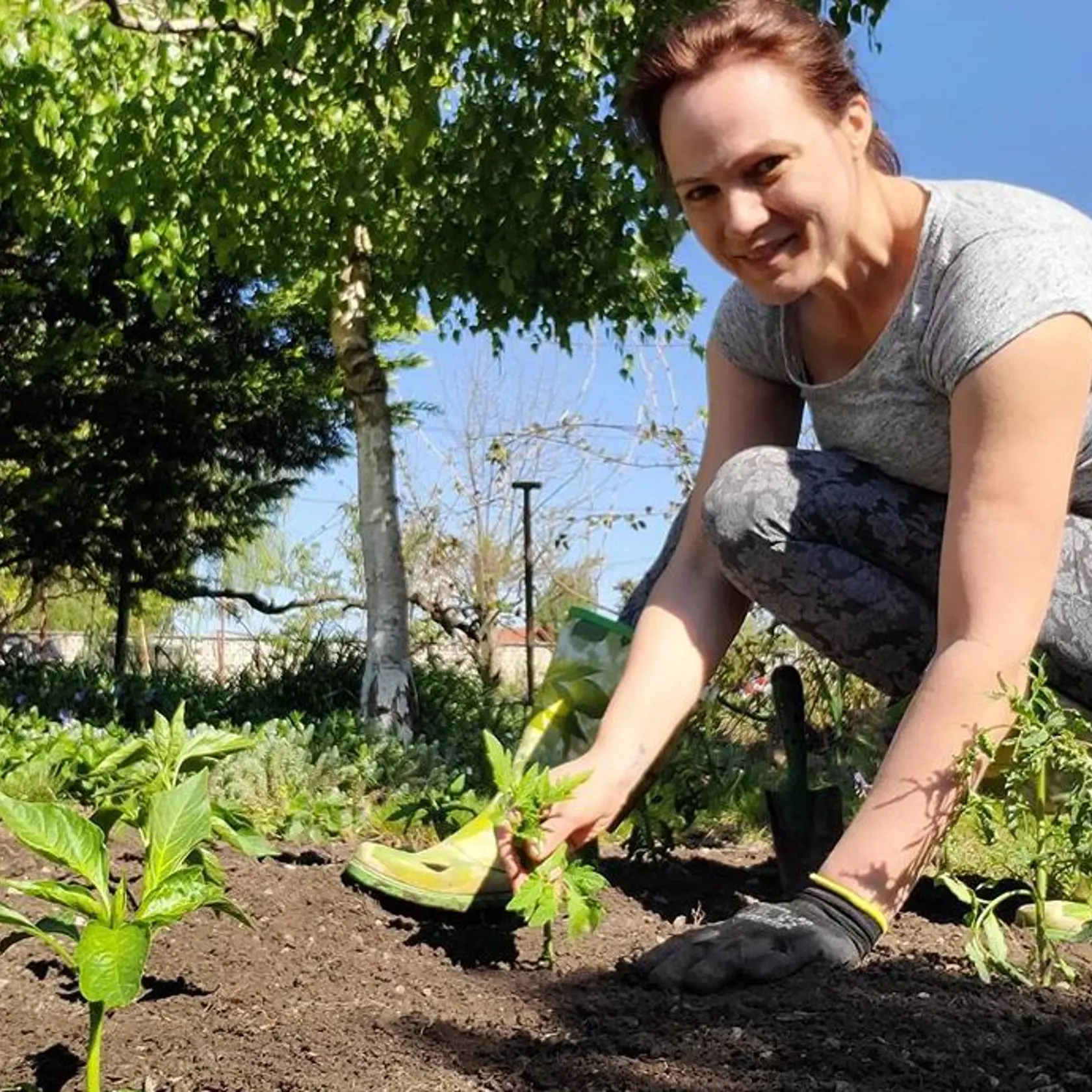 Adriana Poláková tiež teraz využíva čas na práce v záhrade.