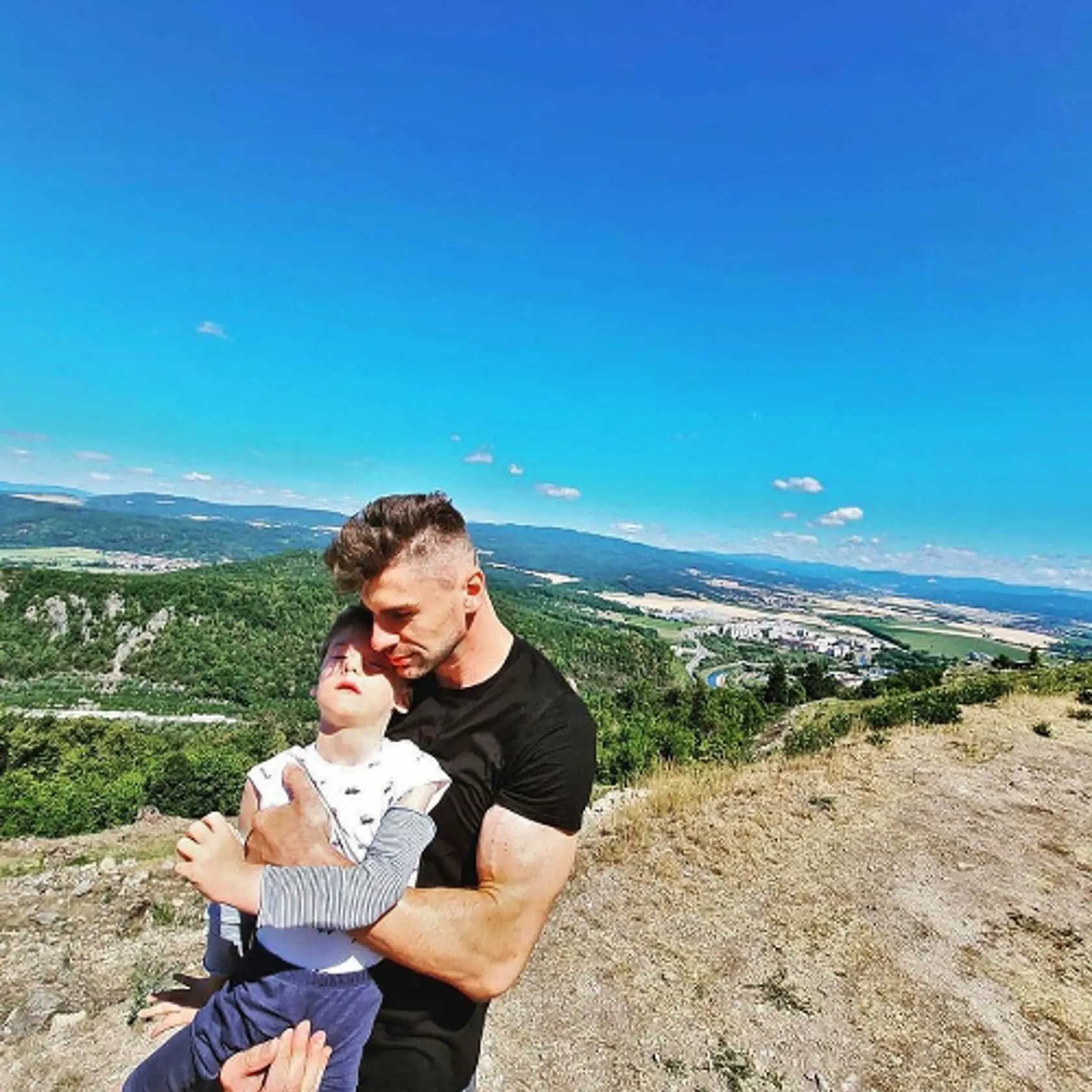 Hokejový obranca Juraj Valach so synčekom Jergušom.