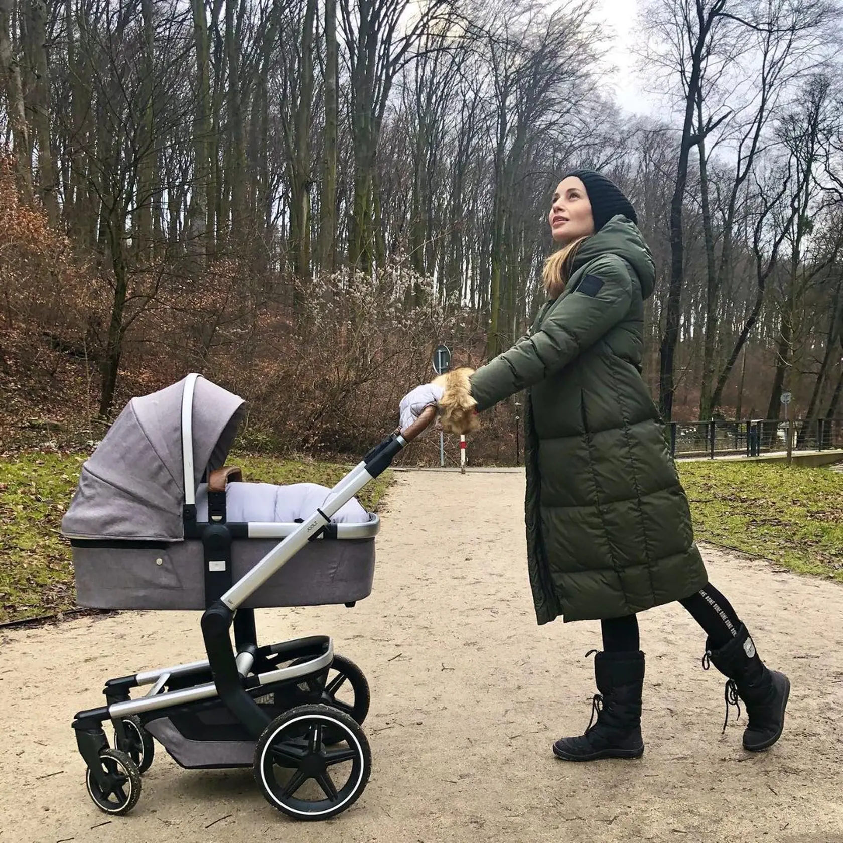 Mária Čírová na prechádzke so synčekom Rubenom