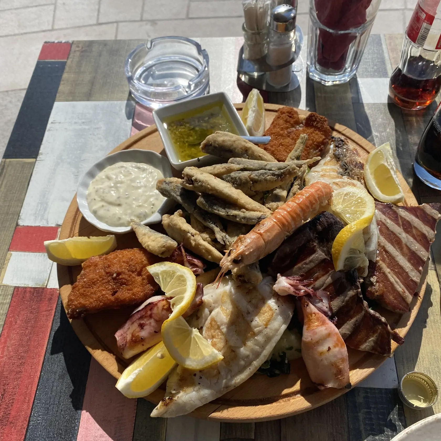 Obľúbený mix morských plodov pre dve osoby tento rok stojí od 40 do 53 eur. Mix mäsa z grilu zdražel za rok z 12 eur na 15 až 19 eur. Najlacnejšia pizza vás vyjde na 10 eur a hamburger okolo 8 eur. Tradičná pljeskavica stojí okolo 13 eur. Sladké palacinky majú v ponuke za 5 eur.