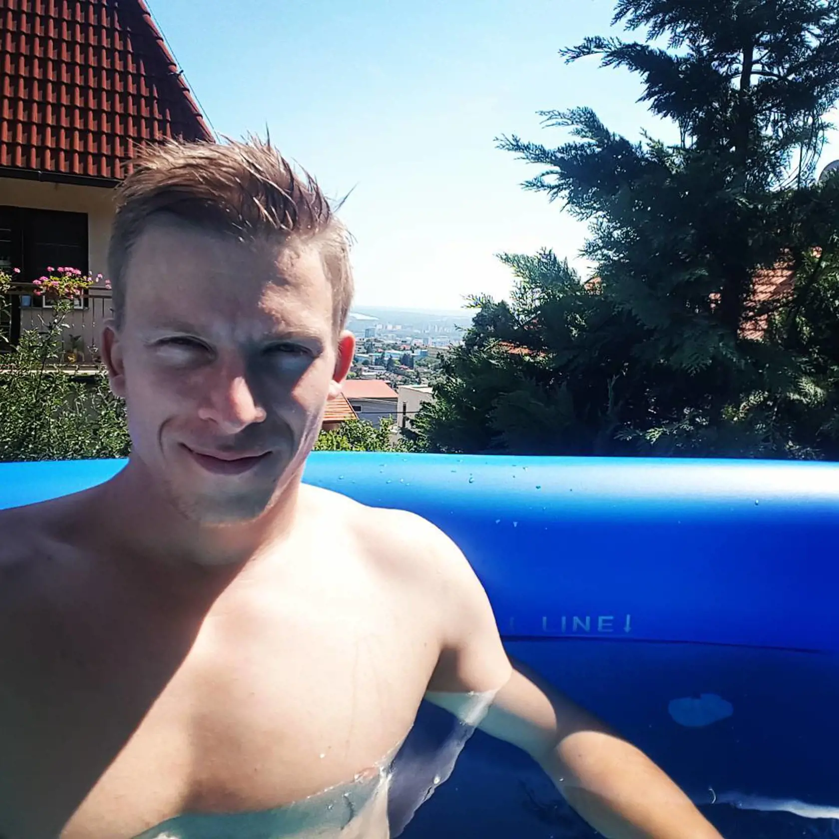 Na záhrade, z ktorej je nádherný výhľad na mesto,  má aj nafukovací bazén.