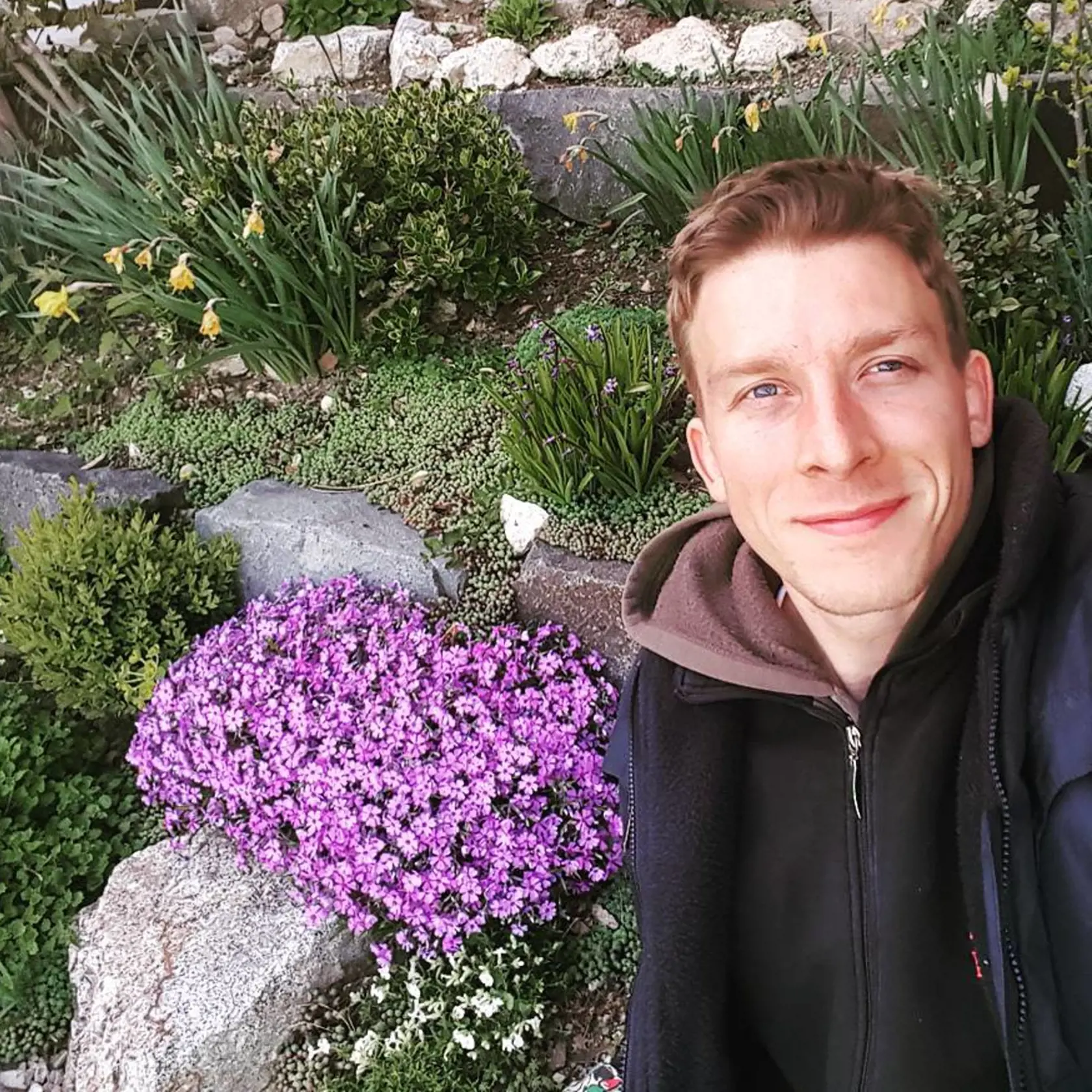 V záhrade trávi veľa voľného času.