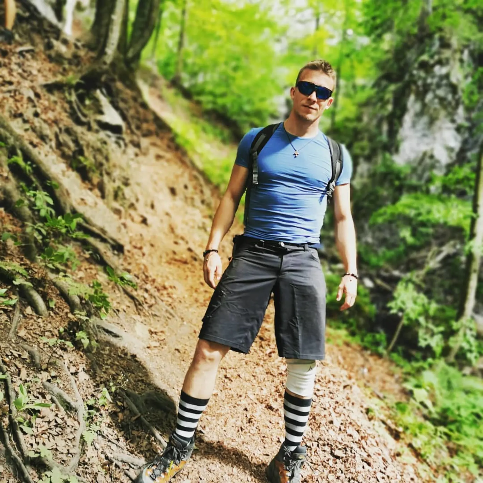 Juraj miluje prírodu a často chodí do lesa na túry.