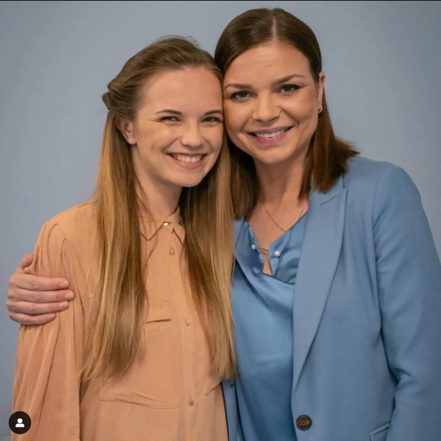 Petra Vajdová v druhej sérii seriálu Nemocnica. Hoci sa usmieva, na jej tvári vidno veľké trápenie.
