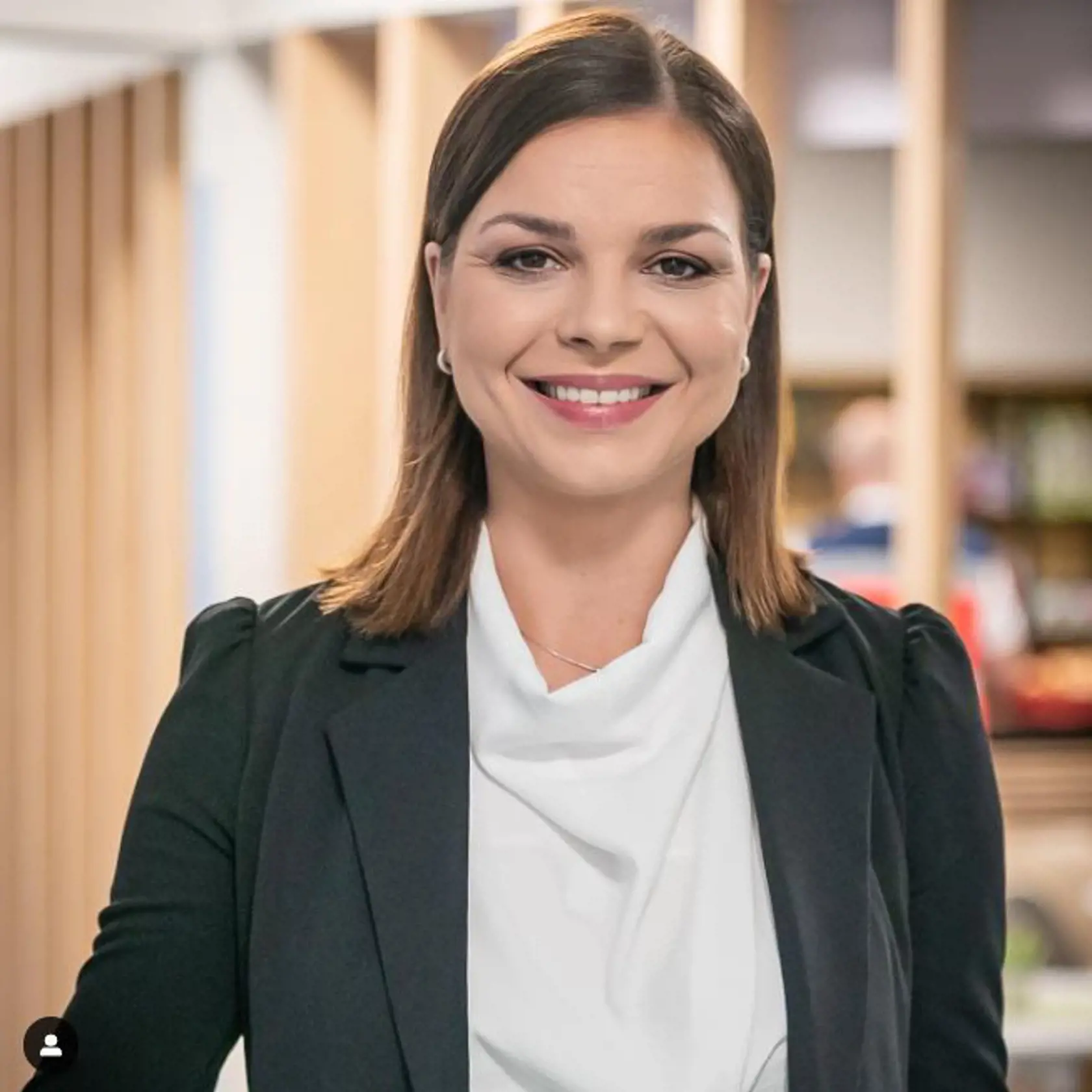 Petra Vajdová v druhej sérii seriálu Nemocnica. Hoci sa usmieva, na jej tvári vidno veľké trápenie.