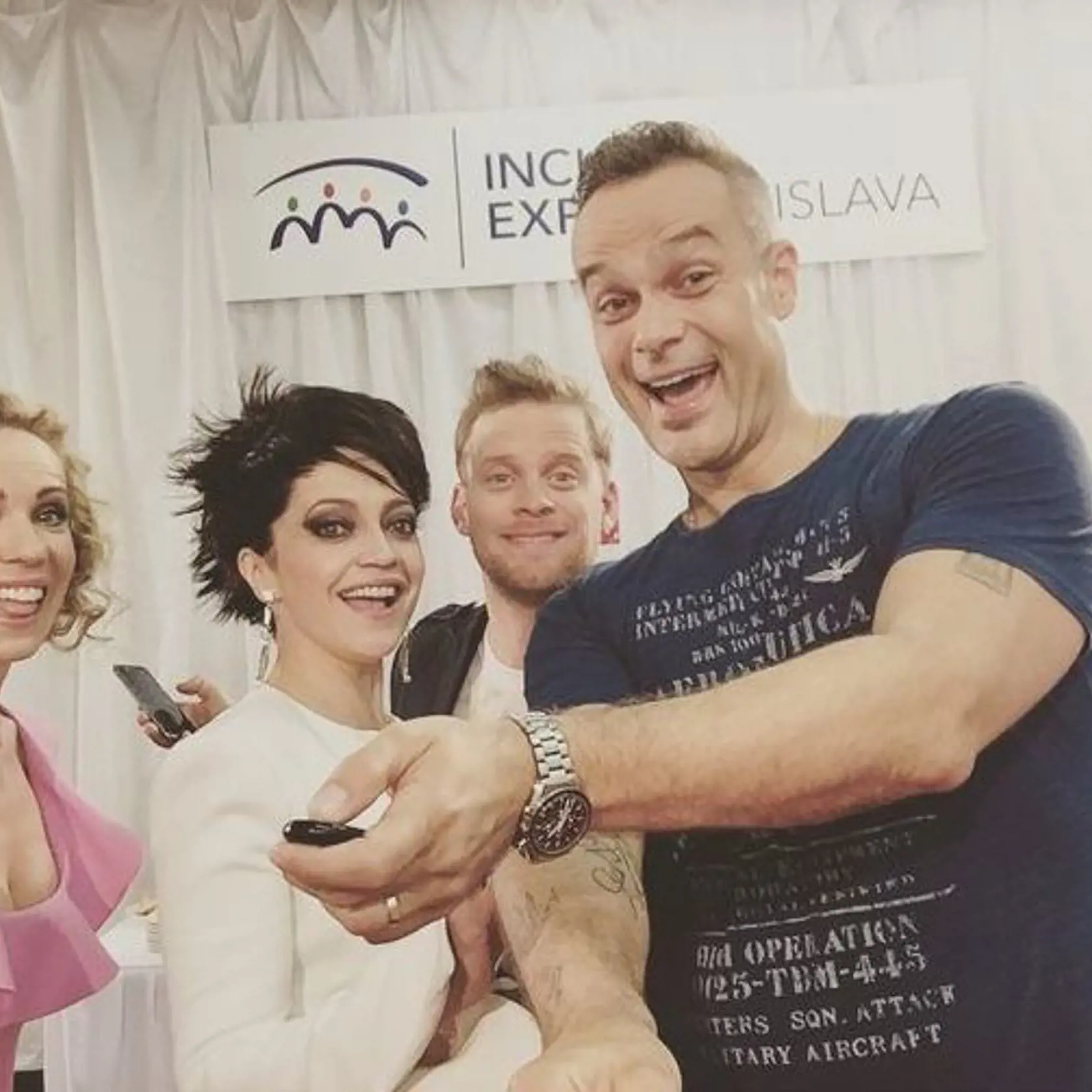 Porotca Jaro Slávik (vpravo) zbiera počas nakrúcania ČSMT jednu selfie za druhou.