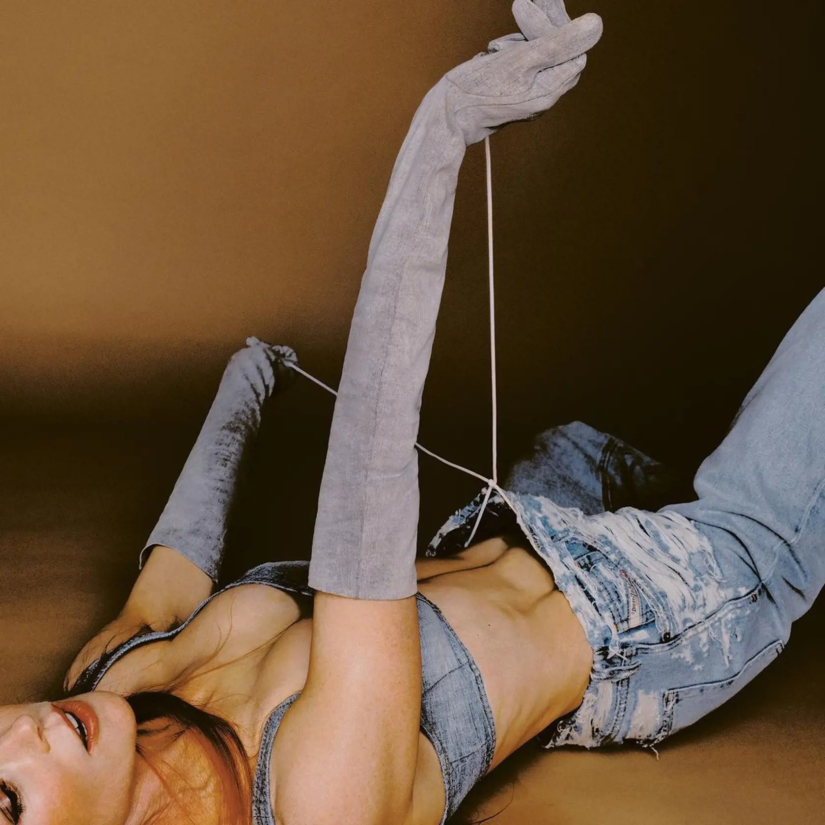 Titulná fotografia bola jednou zo série avantgardných snímok, ktoré nafotil fotograf Zhong Lin pre tretie vydanie magazínu Perfect, ktorý oslavuje najväčšie ikony popkultúry. Ani na ďalších záberoch by jej človek 55 rokov netipoval.
