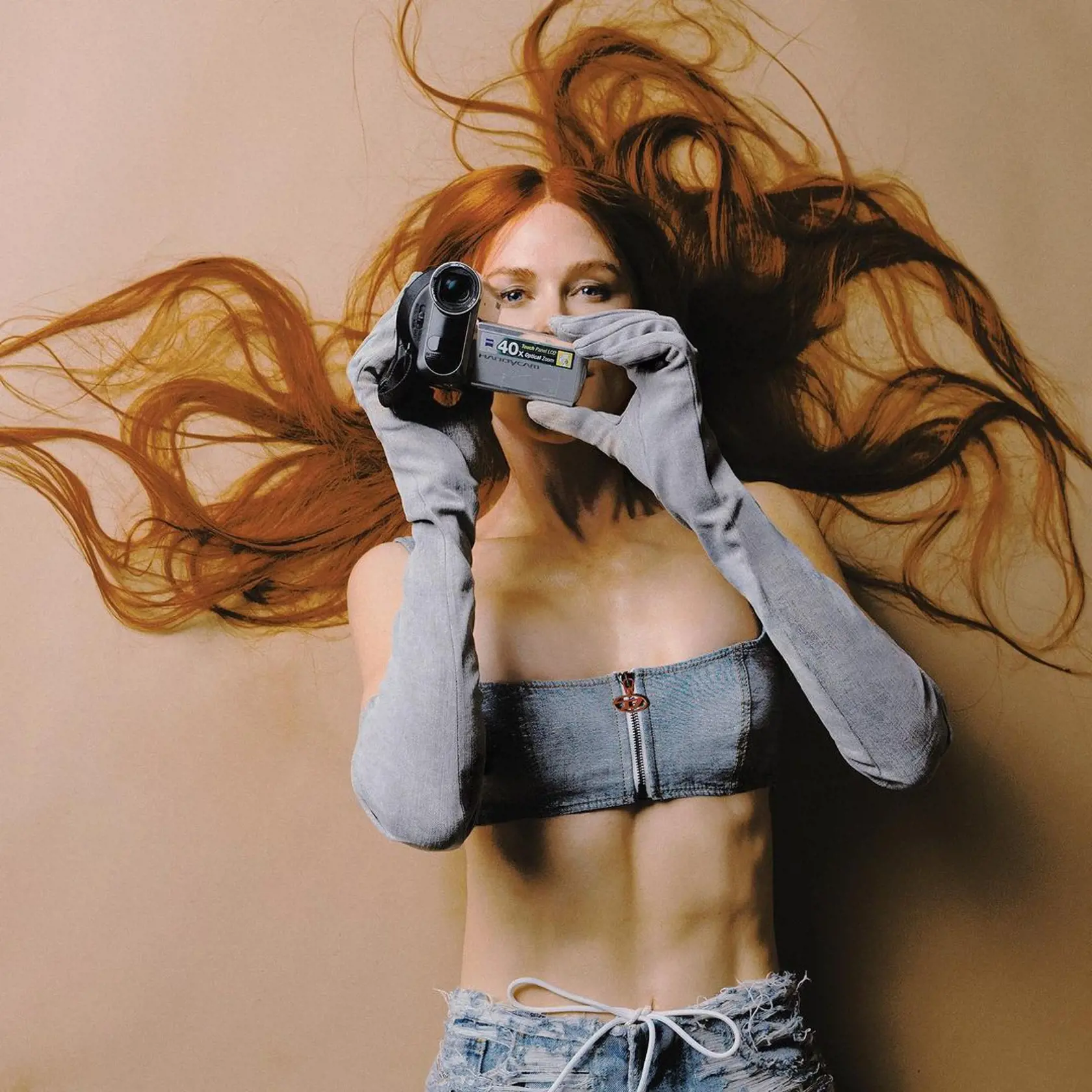 Titulná fotografia bola jednou zo série avantgardných snímok, ktoré nafotil fotograf Zhong Lin pre tretie vydanie magazínu Perfect, ktorý oslavuje najväčšie ikony popkultúry. Ani na ďalších záberoch by jej človek 55 rokov netipoval.
