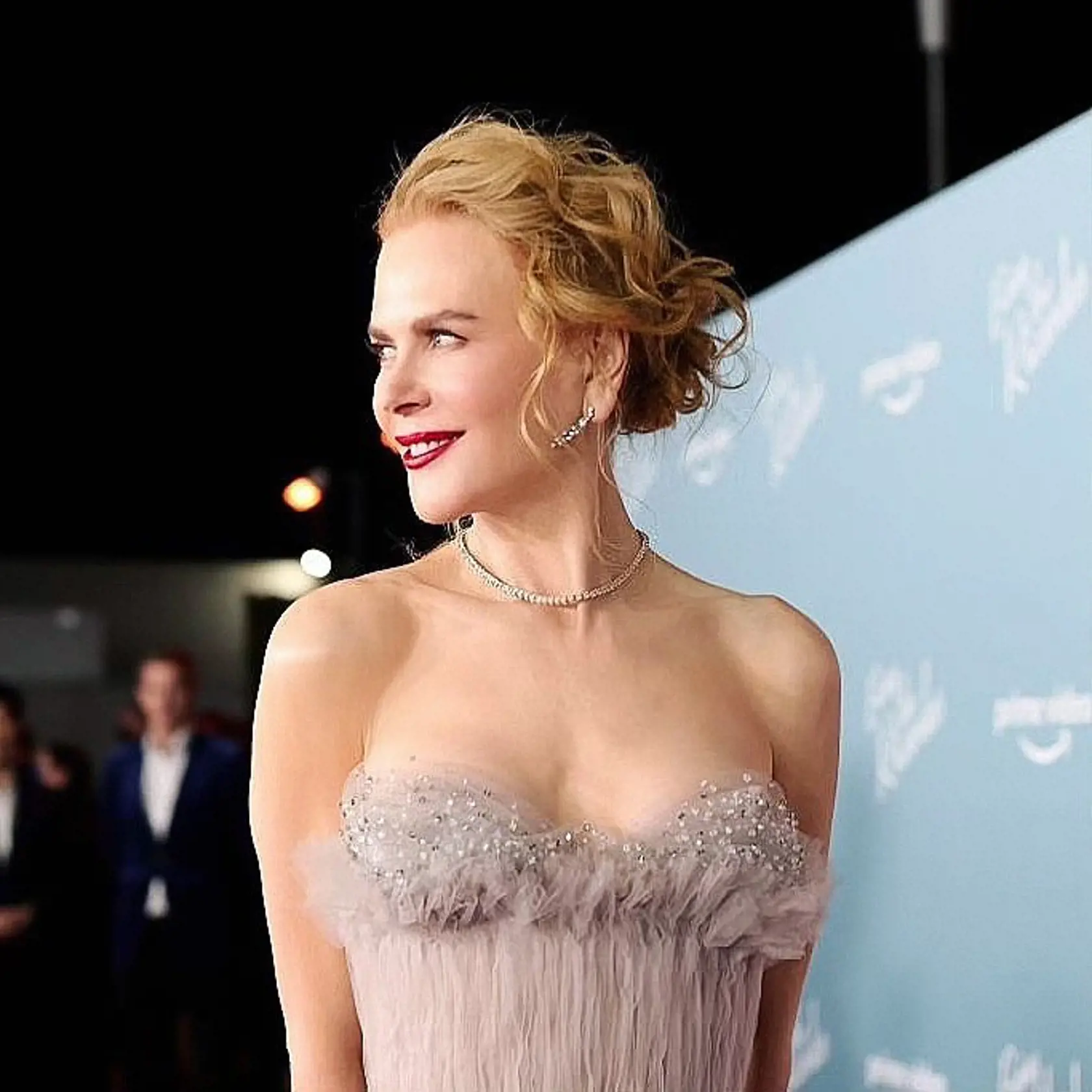 Známa herečka Nicole Kidman bola videná na letisku počas urýchleného presunu do rodnej Austrálie. Do Sydney letela s manželom Keithom Urbanom a dcérami Sunday (14) a Faith (12). Dôvod ich urýchleného odletu má byť podľa zahraničných médií správa o stave herečkinej matky, ktorá má údajne vážne zdravotné komplikácie.