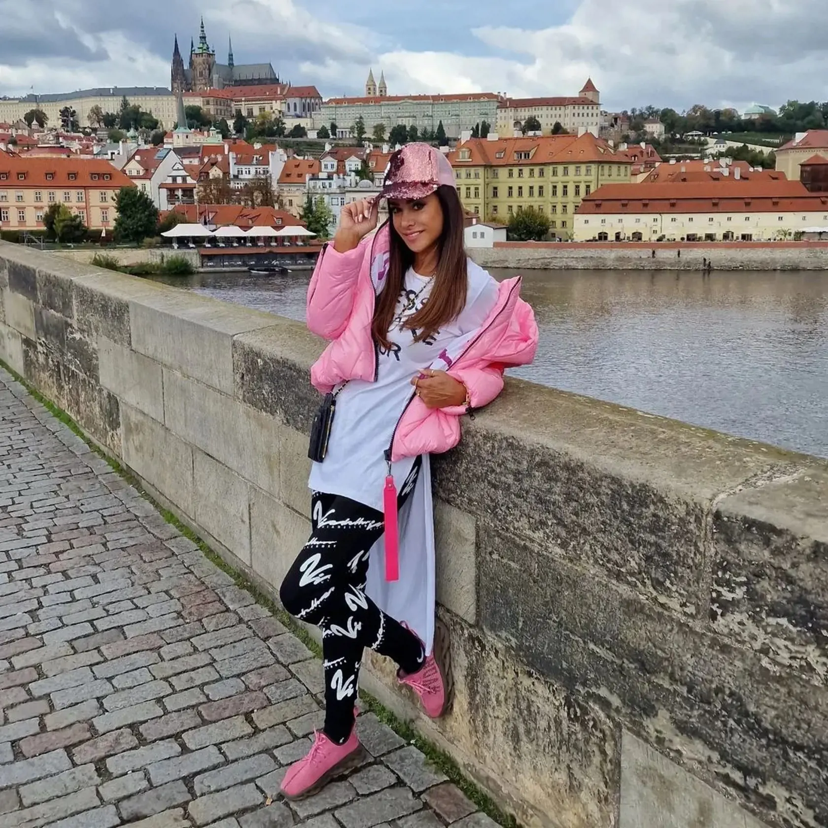 Zora obľubuje farebný a športový štýl.