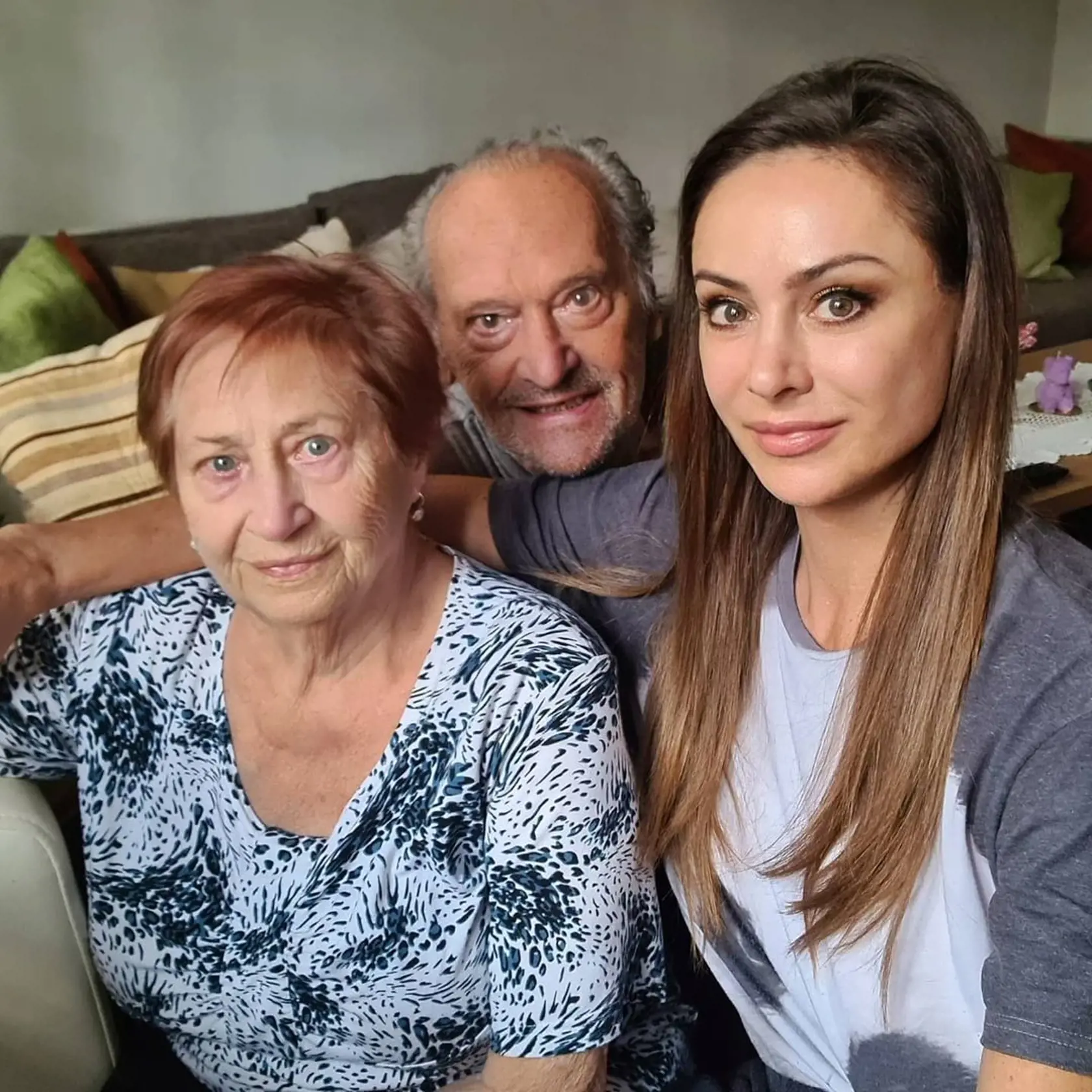 Zora Czoborová s milovanými rodičmi. Otec ju už viac neobjíme.