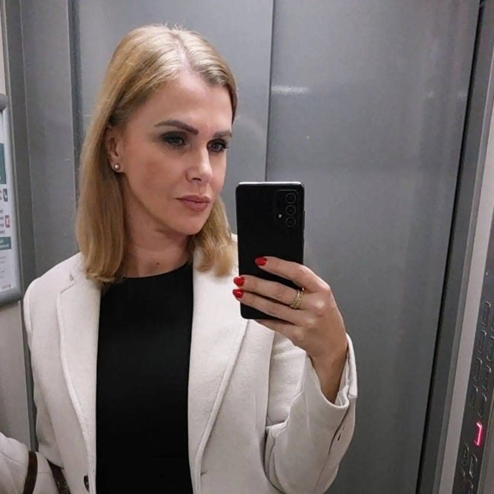 Dočasne poverený minister vnútra Roman Mikulec bol jedným z hodtí na galavečeri pri príležitosti 30. výročia vzniku Slovenskej republiky, kde mu spoločnosť robila krásna blondína Zuzana.