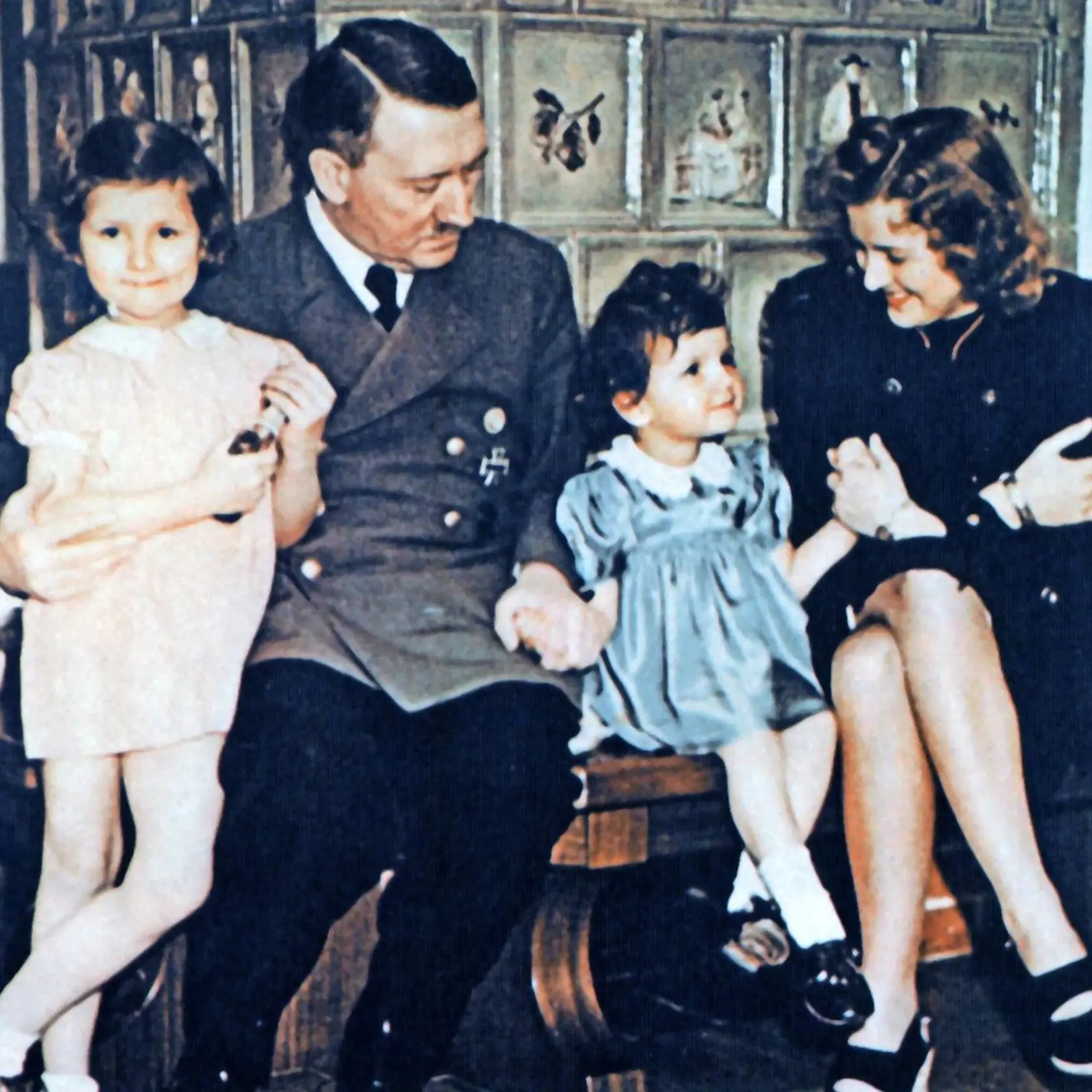 Chcela sa stať pani Hitlerovou a mať s ním deti. Tie jej však Hitler zakázal. Vyhlásil sa za génia a podľa neho deti géniov nikdy nedosiahnu úroveň otcov.