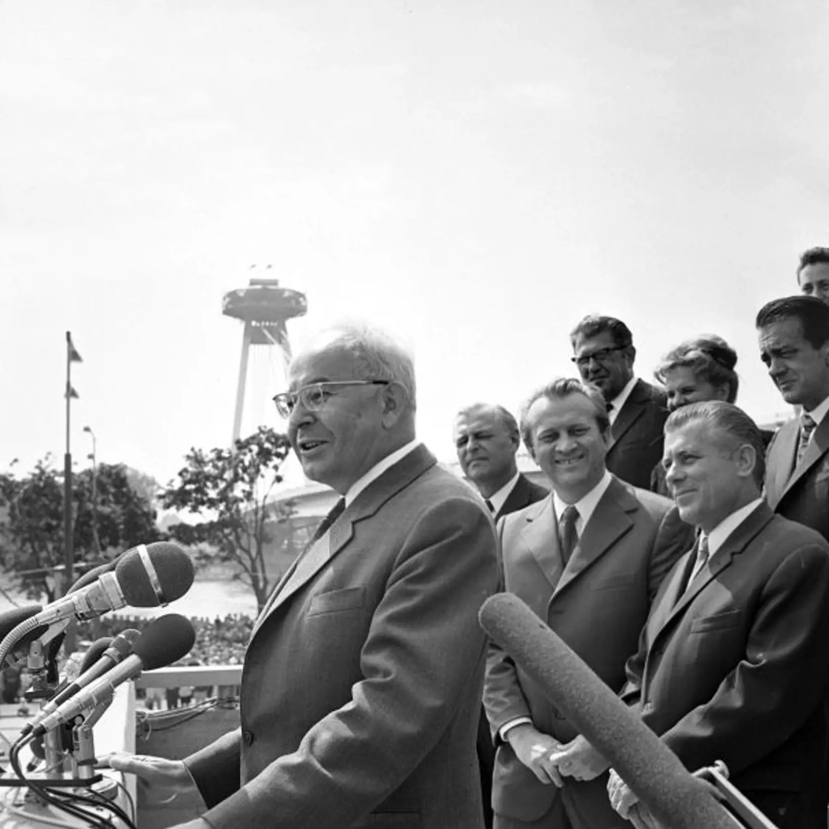 Na archívnej snímke z 26. augusta 1972 v Bratislave manifestácia  na počesť 28. výročia SNP, spojená s odovzdaním Nového mosta cez Dunaj. Na snímke generálny tajomník KSČ Gustávi Husák počas prejavu.