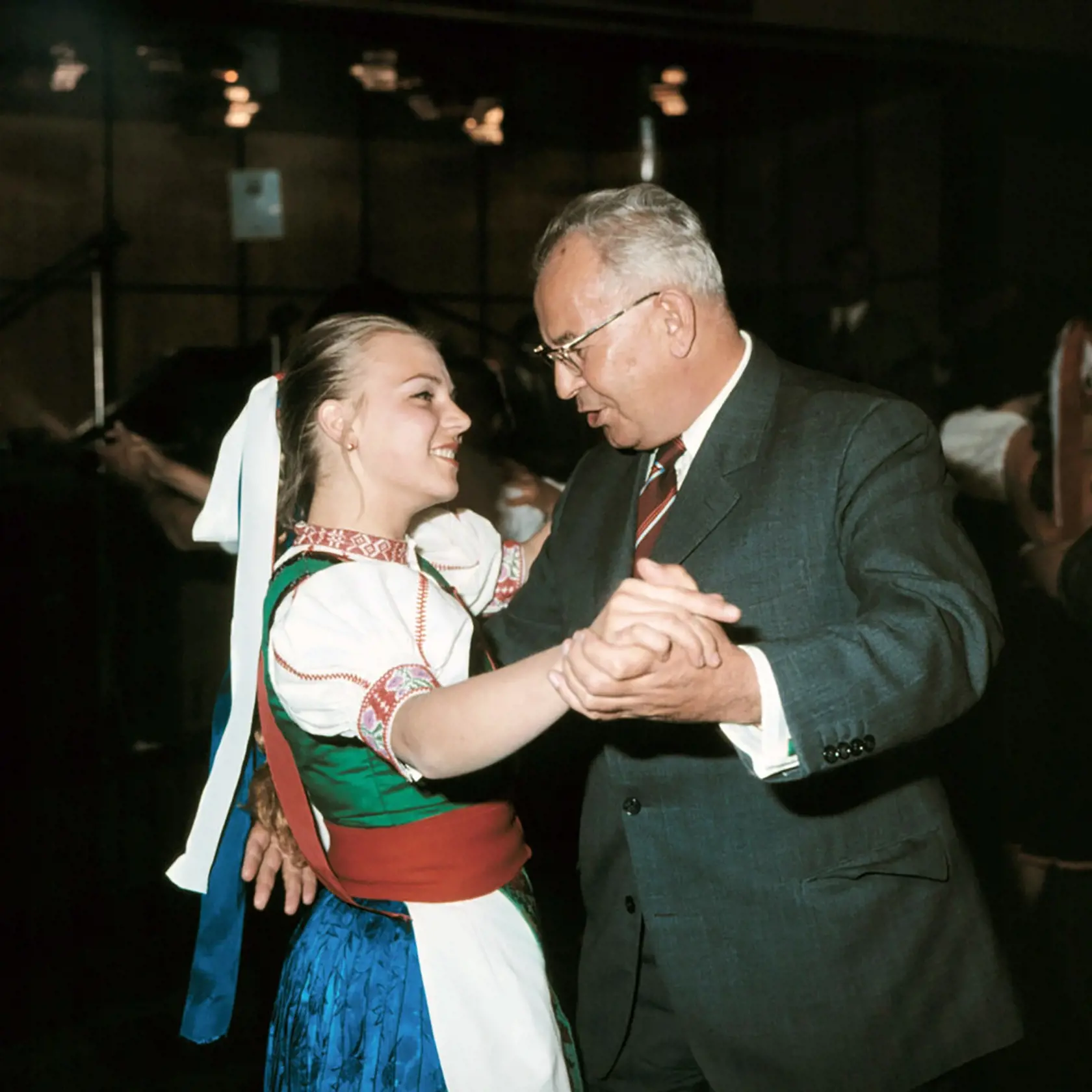 Prezident Gustáv Husák si rád zatancoval s mladými dievčatami.