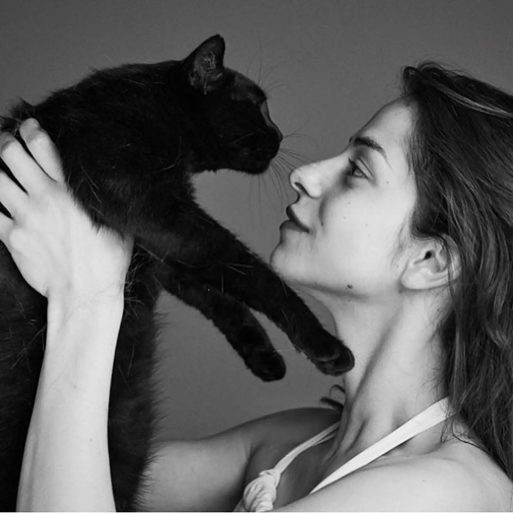 Herečka na niektorých fotografiách desila svojich priaznivcov. Príbeh o čiernej mačke, ktorú našla a priniesla domov krátko pred smrťou mnohí vnímali ako hrozné znamenie. To sa potvrdilo.