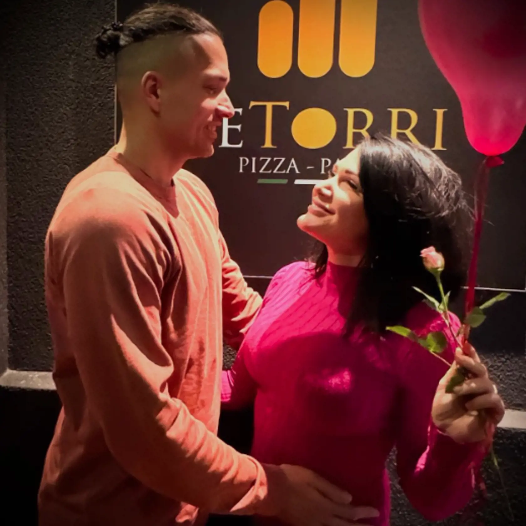 Vzájomnú spoluprácu ocenila aj poslankyňa SaS Jana Bittó Cigániková. Na Valentína priblížila vzťah s jej manželom, Danielom Bittóm. „Po spoločných 11tich rokoch už aj celkom viem, čo na Valentína asi príde. Spoločná večera v našom obľúbenom podniku, kde ma Dano pred asi 6timi rokmi požiadal o ruku. Bolo to ako z filmu, jeden z našich najkrajších zážitkov, radi sa k tomu vraciame,“ priblížila zamilovaná poslankyňa.