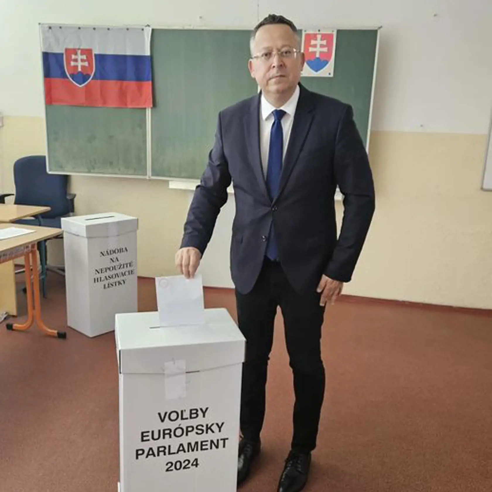 Minister financií Ladislav Kamenický bol voliť v obleku aj napriek teplému počasiu.