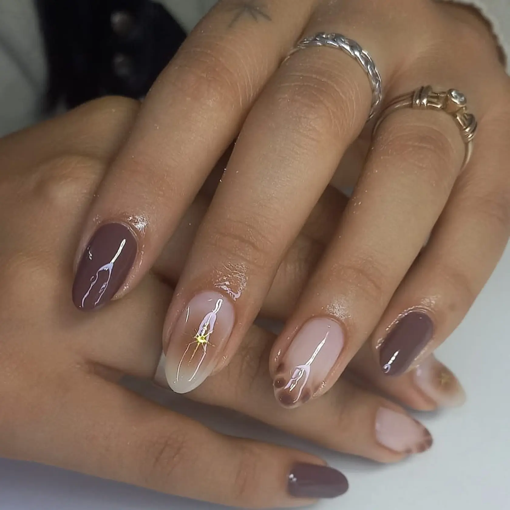 Mocha Mousse manikúra od @jaziz_nails
