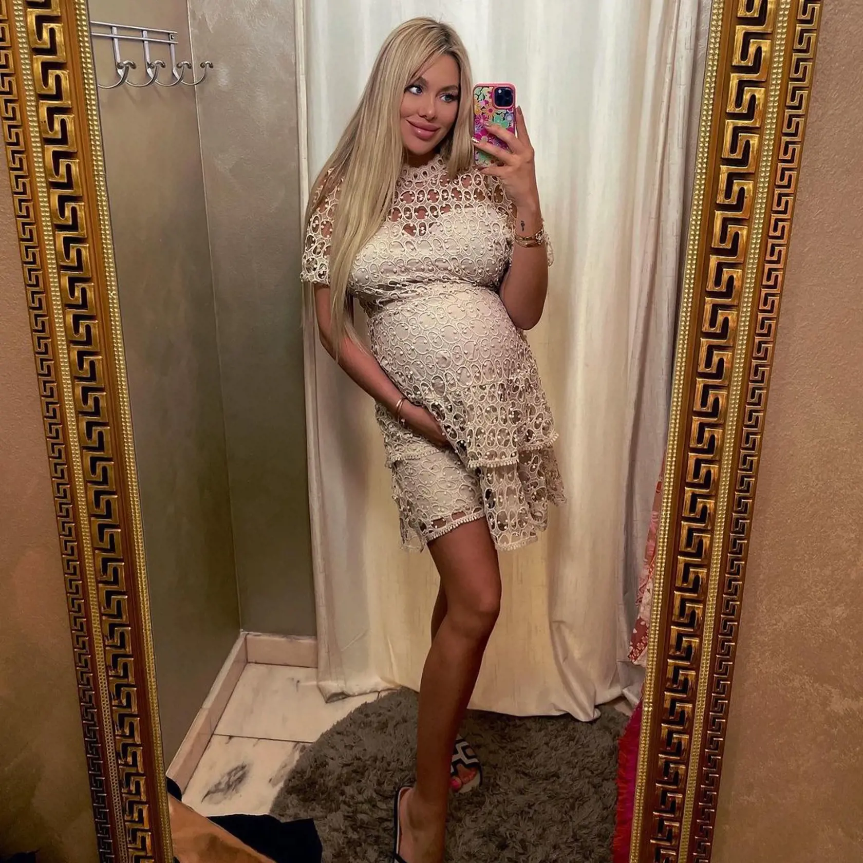 "Myslím, že to naše bábo chce ísť pomaly von🥰😃. Tie kopance začínajú fakt bolieť 🤭," priznala Laura, ktorá má každú chvíľu porodiť ďalšieho potomka predsedu parlamentu Borisa Kollára.