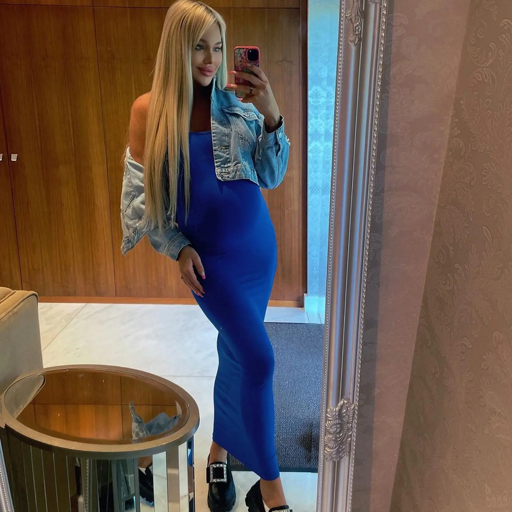 "Je neuveriteľné koľko lásky a sily je v tehotenstve 💙," napísala Laura, ktorá má každú chvíľu porodiť ďalšieho potomka predsedu parlamentu Borisa Kollára.