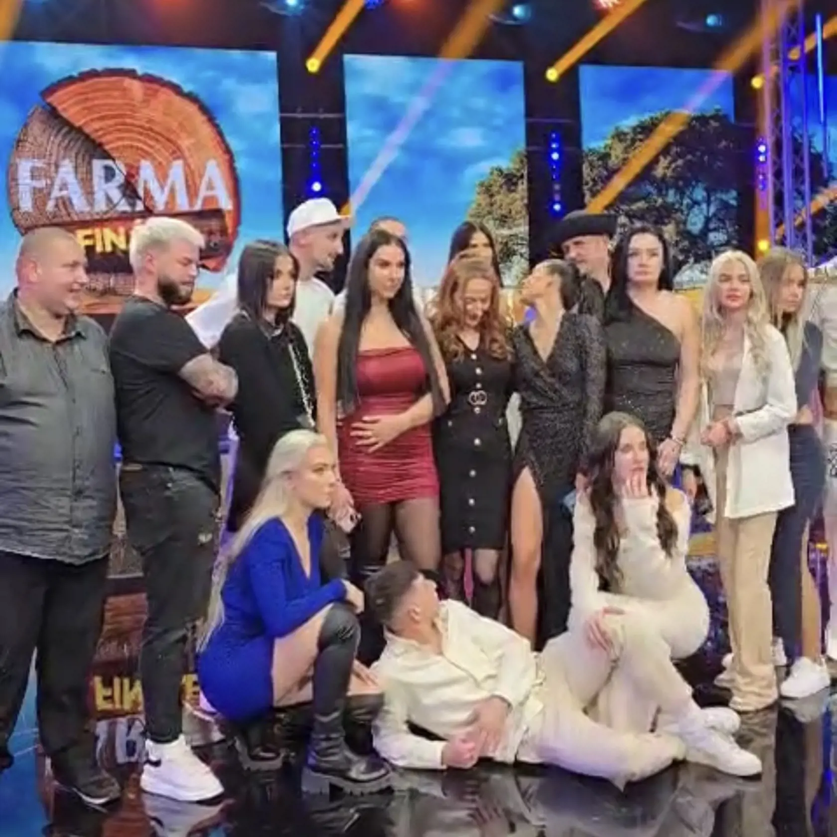 Keď sa pred štartom priameho prenosu všetci fotili, Sandra Andreja provokovala nevhodnými poznámkami a on jej vulgárne vynadal. „Bojím sa ťa, ty koko*ko! Chudák, čo nemá ani na šeky,“ šplechla mu do tváre. Čo sa stalo, vysvetlila Lenka. ,,Strašná kauza Aďo verzus Sandy. Dráma - rozbitá stena! Aďo roz*ebal stenu. Sandra mu povedala, že nemá na deti a že ty podvodník! A on na to - drž pi*u ty ku*va, čo si faj***a kok**y!”. Andrej stenu rozbil v šatni, v ktorej boli farmári pred priamym prenosom.