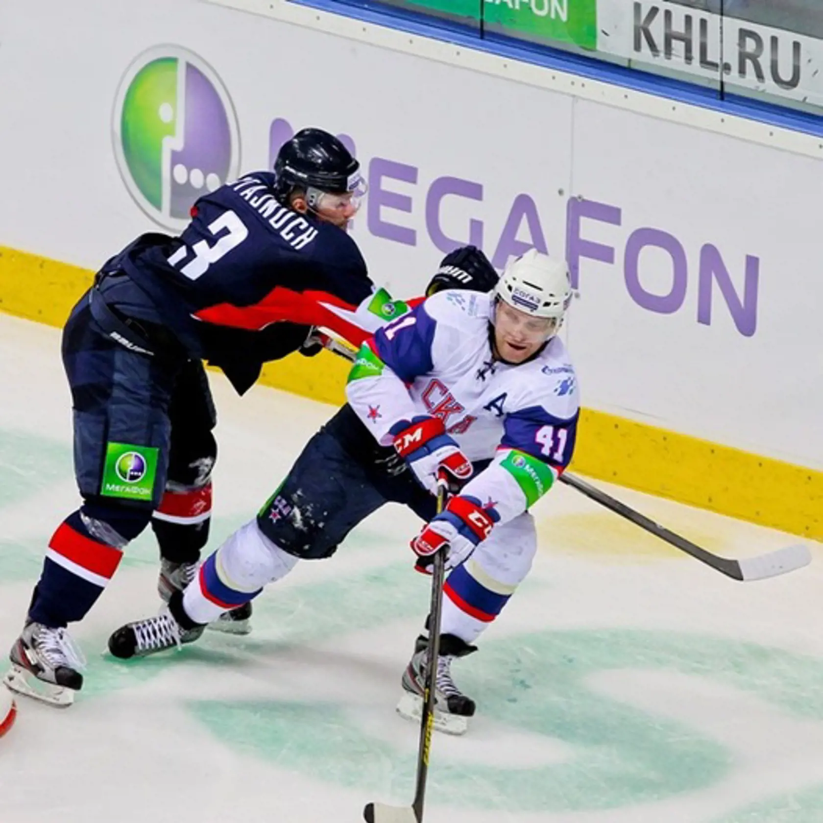 V súboji zľava Martin Stajnoch (HC Slovan) a Patrick Thoresen (SKA Petrohrad)
