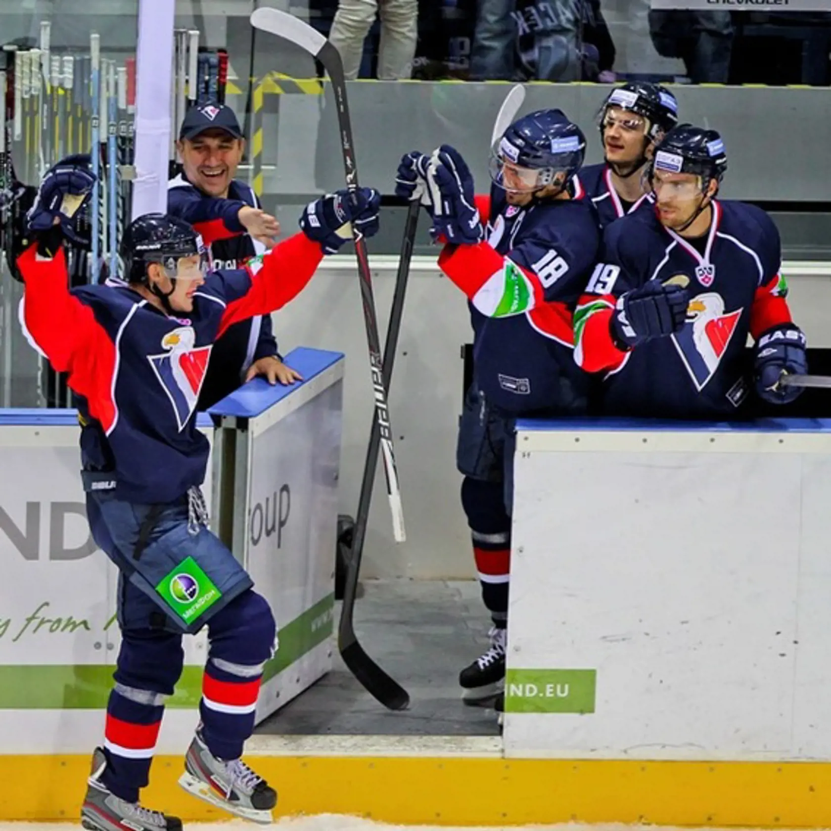 Gólová radosť hráčov HC Slovan po druhom strelenom góle z hokejky Tomáša Mikuša (HC Slovan)
