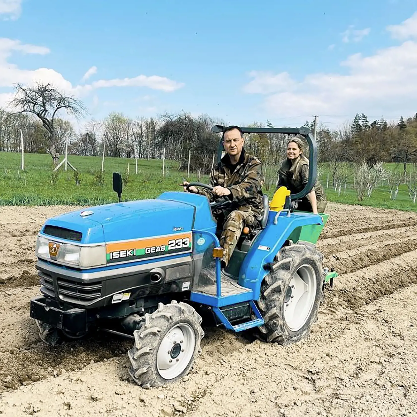 Do voza i do koča. Budúca Krajcerova manželka vylezie na traktor, ale nepohrdne ani metalovým koncertom.