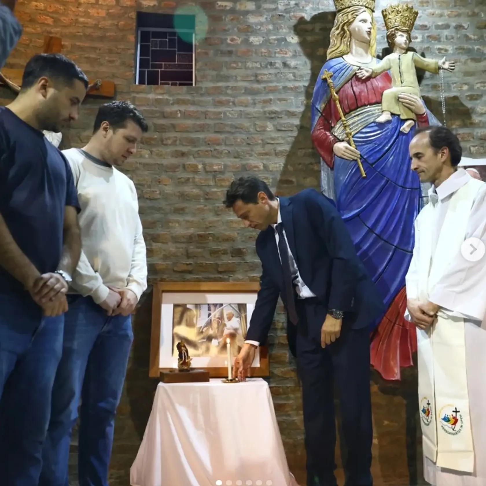 Vedenie klubu San Lorenza zapaľuje sviečku za zosnulého pápeža v kaplnke Lorenza Massu, jedného zo zakladateľov klubu, v Buenos Aires. Za prítomnosti súčasného kňaza.