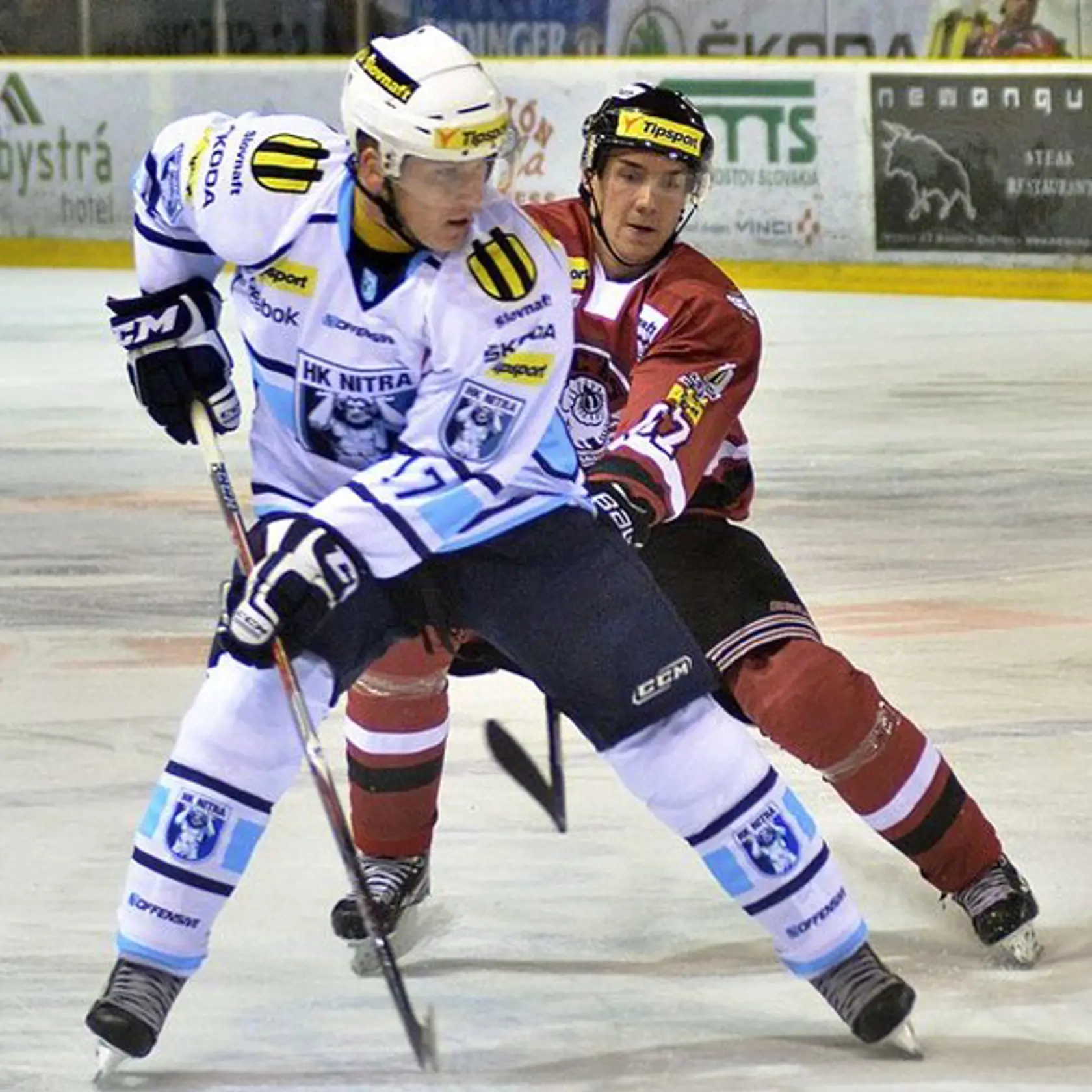 Zľava nitriansky obranca Peter Ordzovenský a banskobystrický krídelník Branislav Jankovič počas zápasu 2. kola slovenskej hokejovej Tipsport extraligy medzi HC'05 Banská Bystrica a HK Nitra.