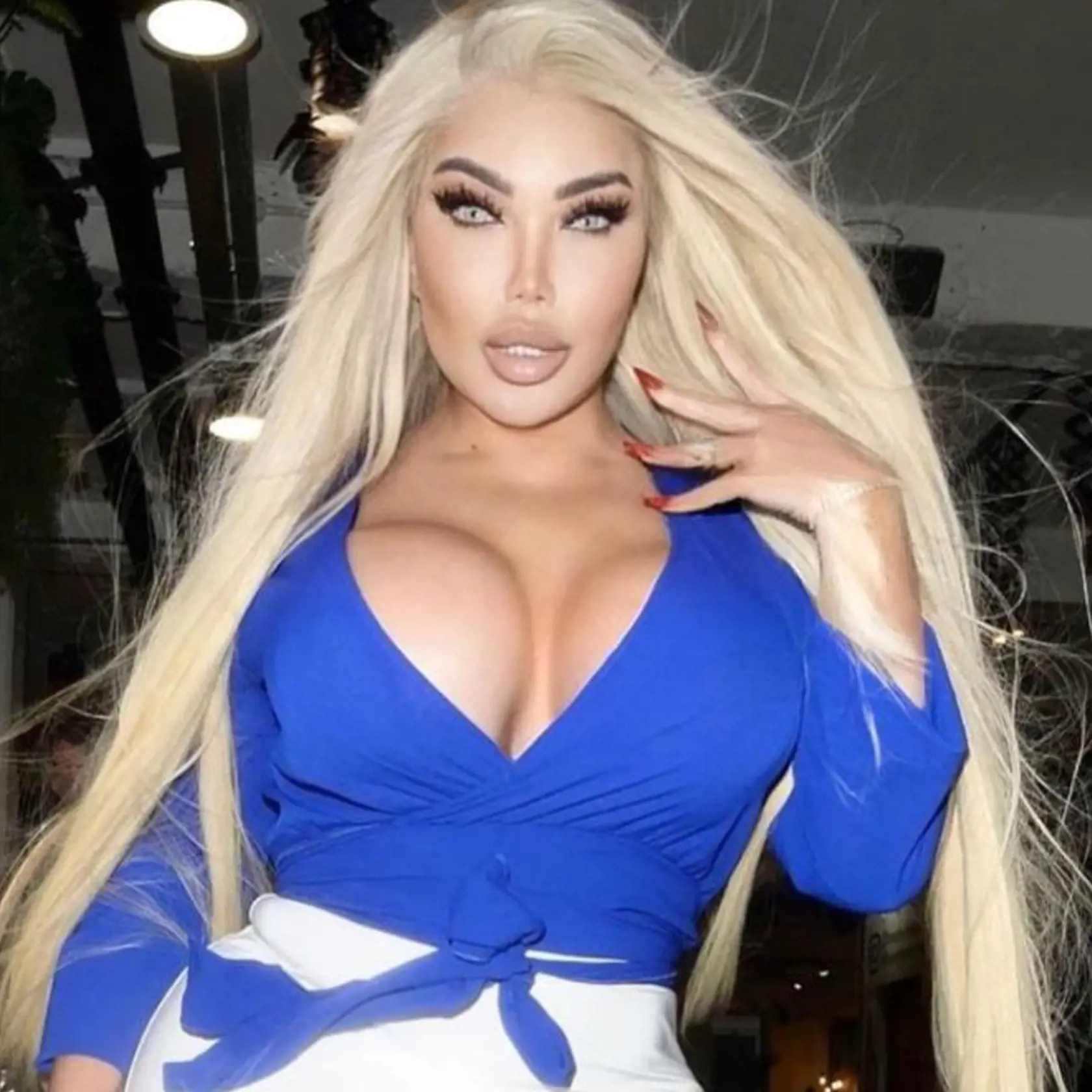 Jessica svoju novú postavu fanúšikom predviedla v bielej úzkej ceruzkovej sukni, ktorá zvýrazňovala jej štíhly driek, doplnenej o modrú blúzku s hlbokým výstrihom, z ktorého vykúkali jej obrovské silikónové prsia.