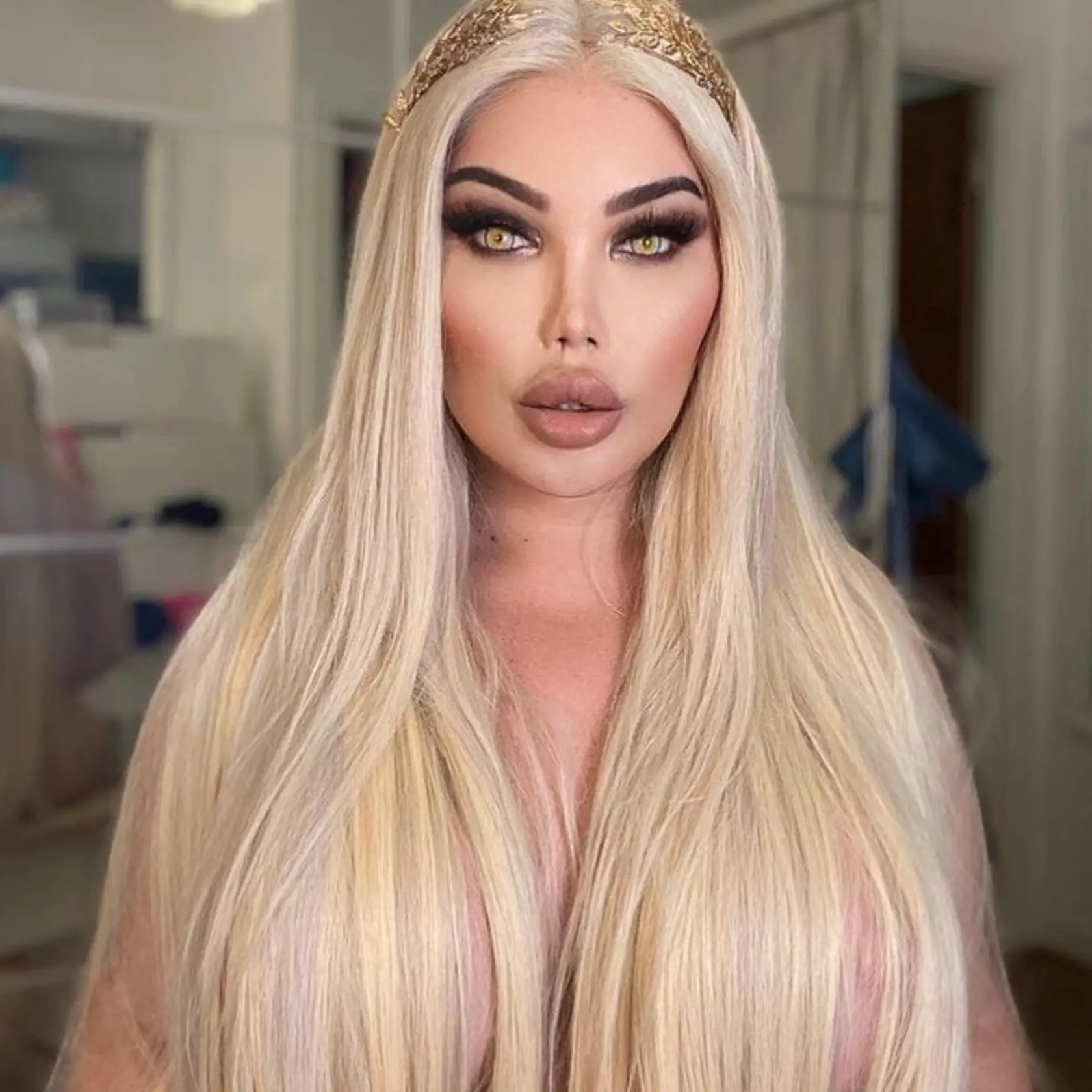 O tom, že Jessica rada predvádza svoje telo svedčia aj ďalšie zábery, na ktorých jednoducho zahodila podprsenku a predviedla svoje silokónové prsia v plnej paráde.