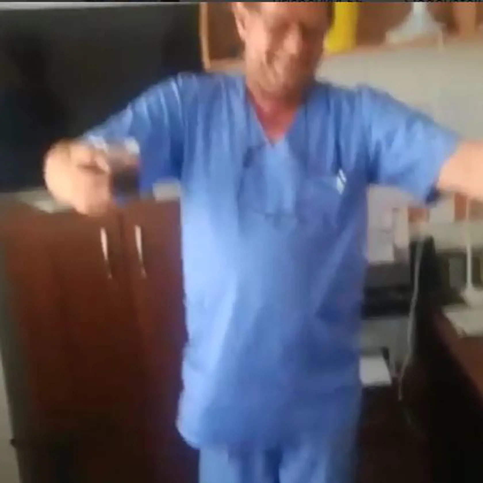 Zabával sa: Či video vzniklo po pracovnej dobe, je otázne. Isté však je, že vysmiaty Biháry sa zabával. 