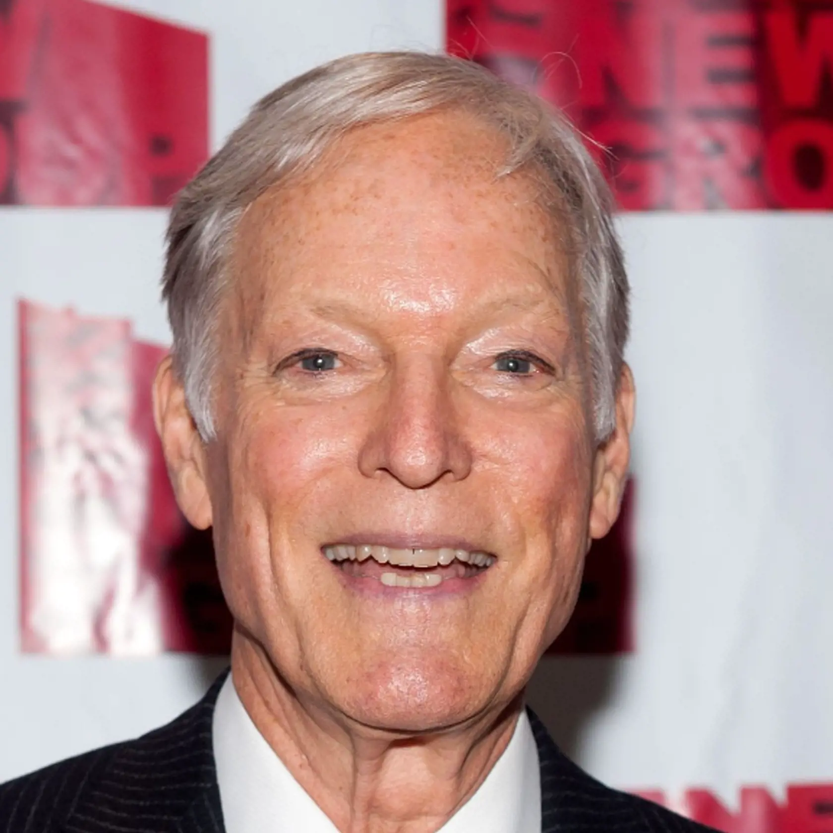 Richard Chamberlain v súčasnosti.
Ralph je prostoreký a podmanivý kňaz, ktorý sa ocitne kdesi na konci sveta, aby sa staral o svoje ovečky. I keď o tom bulvár špekuloval dlhý čas, Richard (89) priznal svoju homosexualitu až v 68. rokoch. Na verejnosti sa vždy objavoval so ženou, ktorú mu dohodila produkcia, aby to nenarušilo jeho „imidž”. V skutočnosti žil viac než 30 rokov s o 20 rokov mladším hercom Martinom Rabettom.