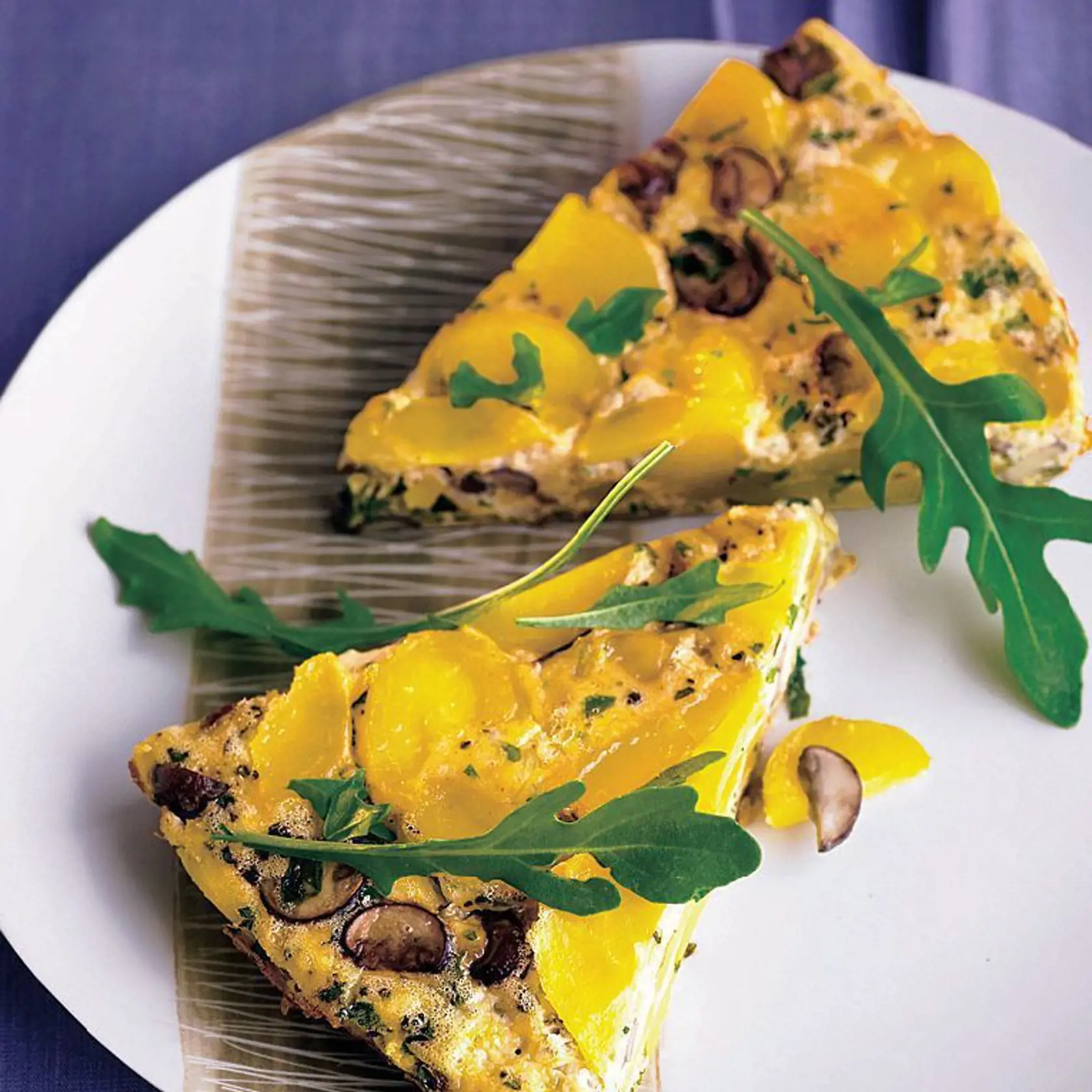 Tortilla de patatas, teda španielska omeleta, môže mať rôzne prísady.
