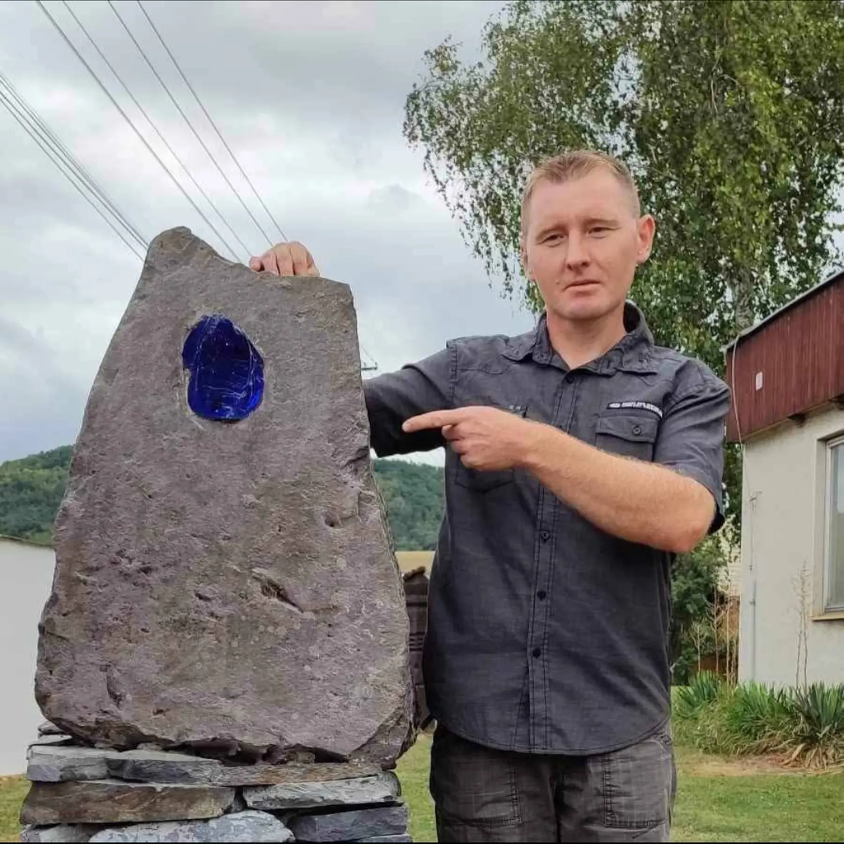 „Ja som sa vždy zaujímal o minerály, ale naplno to začalo asi v roku 1994, keď prebiehal výskum na Pohanský hrade pri Šuriciach. Kamarát ma vtedy zavolal, že poďme pomôcť pri mapovaní jaskýň. Tak som išiel, no úprimne, ešte som z toho nebol úplne unesený,“ začína svoje rozprávanie. 