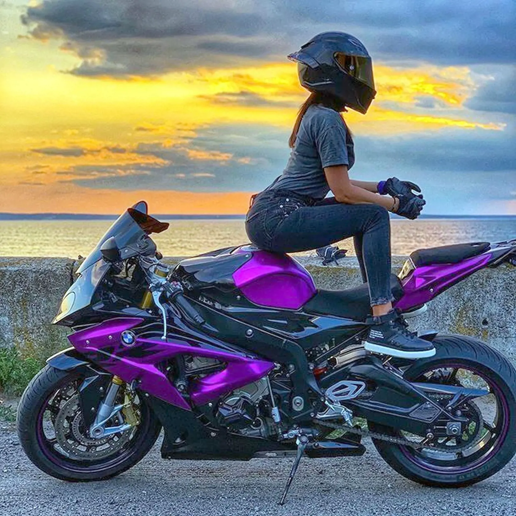 Elena rada pózovala na svojej ružovej motorke.