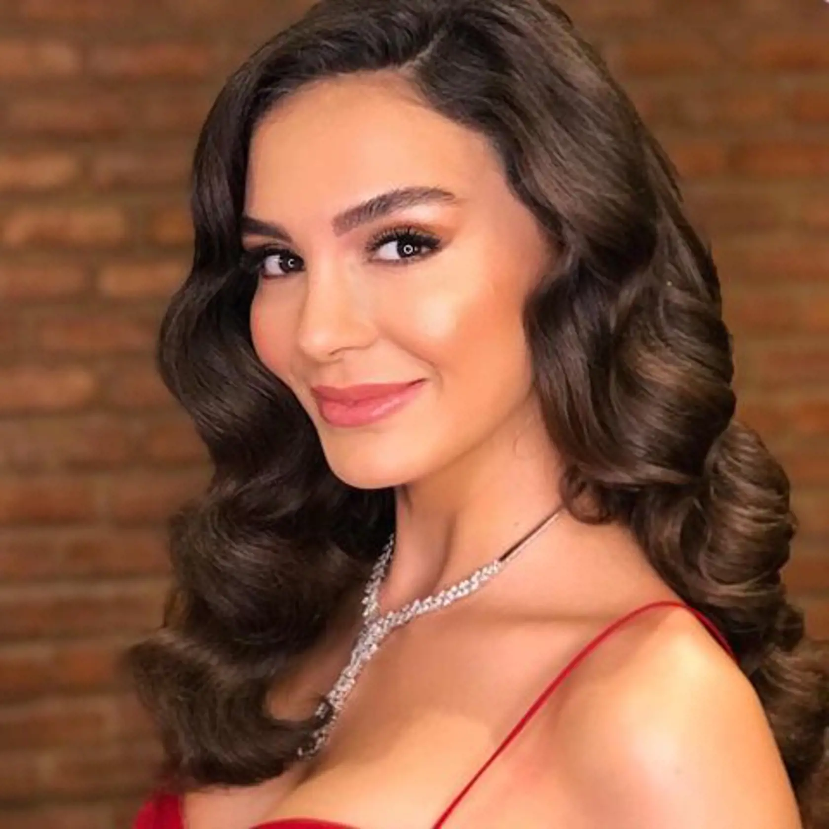 Turecká herečka Ebru Şahin má na instagrame obrovskú základňu fanúšikov, s ktorými zdieľa svoje každodenné radosti.
