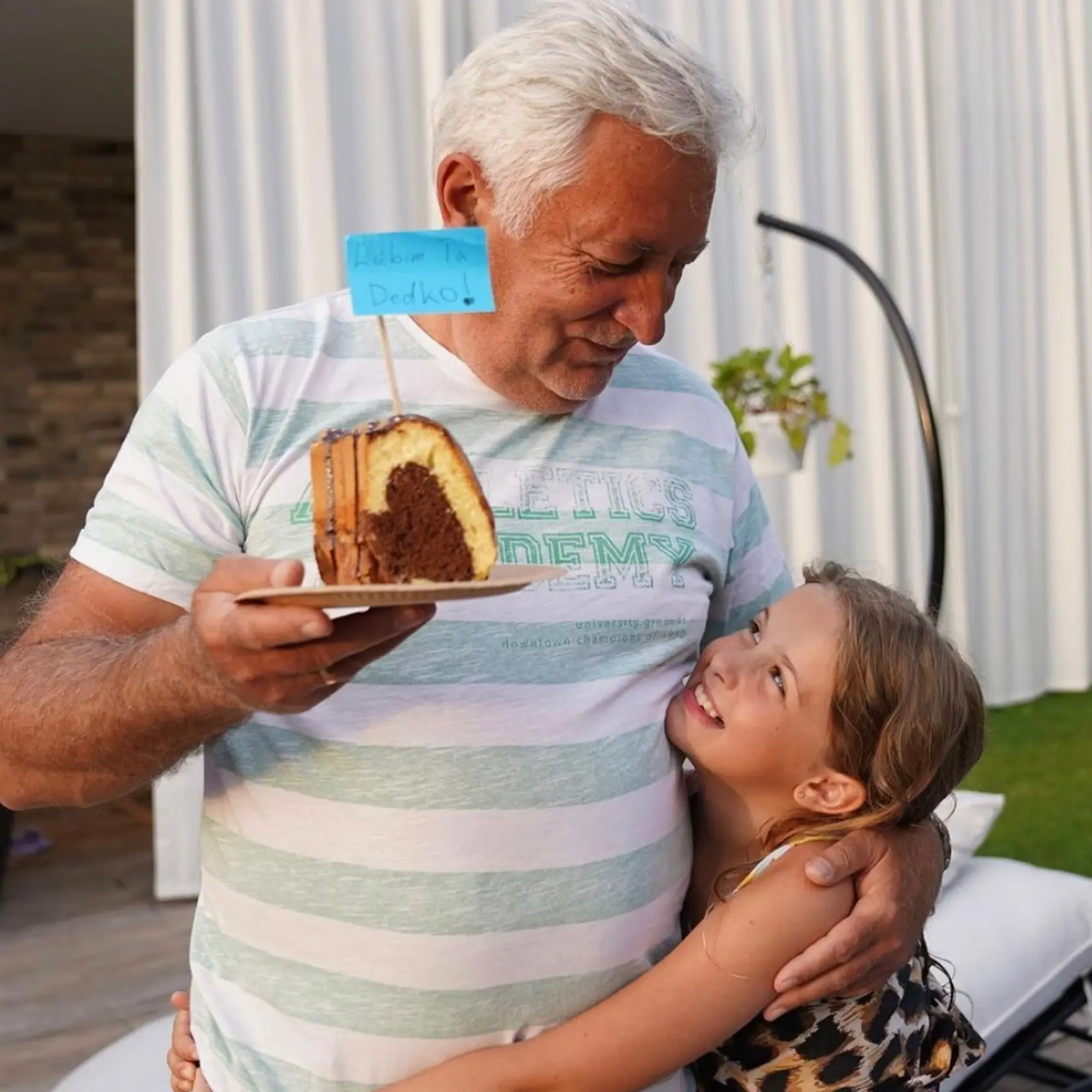 Mária Kachútová Čírová
„Zoinka pre nášho ocinka a dedka upiekla ku Dňu otcov sama túto nádhernú bábovku!!! Dedkovi keď sme odkrojili, ešte aj srdiečko čokoládové vykuklo z jednej strany,“ pridala Mária text k fotke svojej dcérky s dedkom. „Ďakujeme za všetkých dobrých a múdrych mužov v našej rodine. Nedáme si vás,“ dodala speváčka.