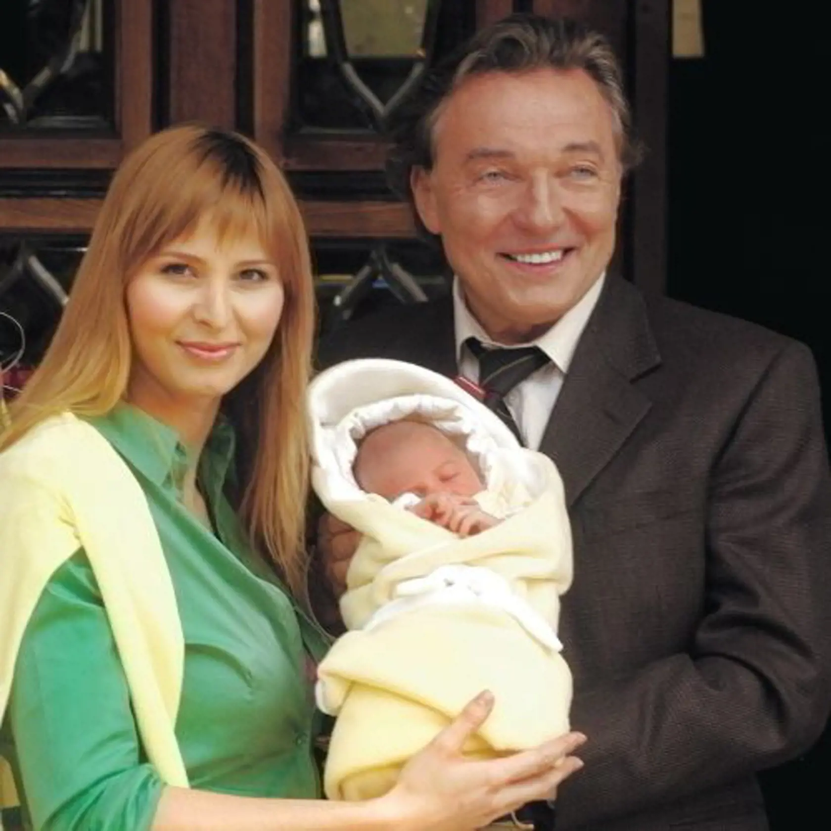Karel Gott s manželkou pri odchode z pôrodnice s dcérkou Charlottkou.