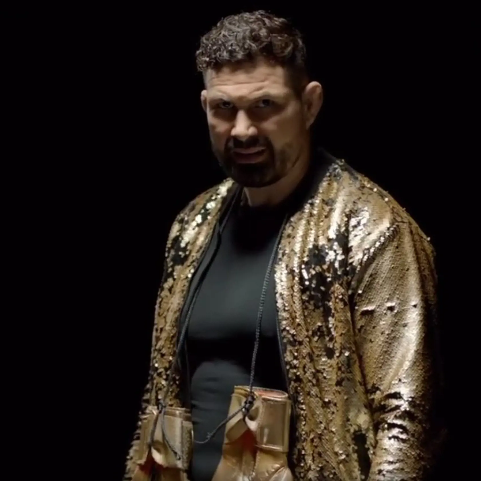 Športovec Attila Végh v upútavke k Let's Dance. Na sebe má ligotavé zlaté sako.